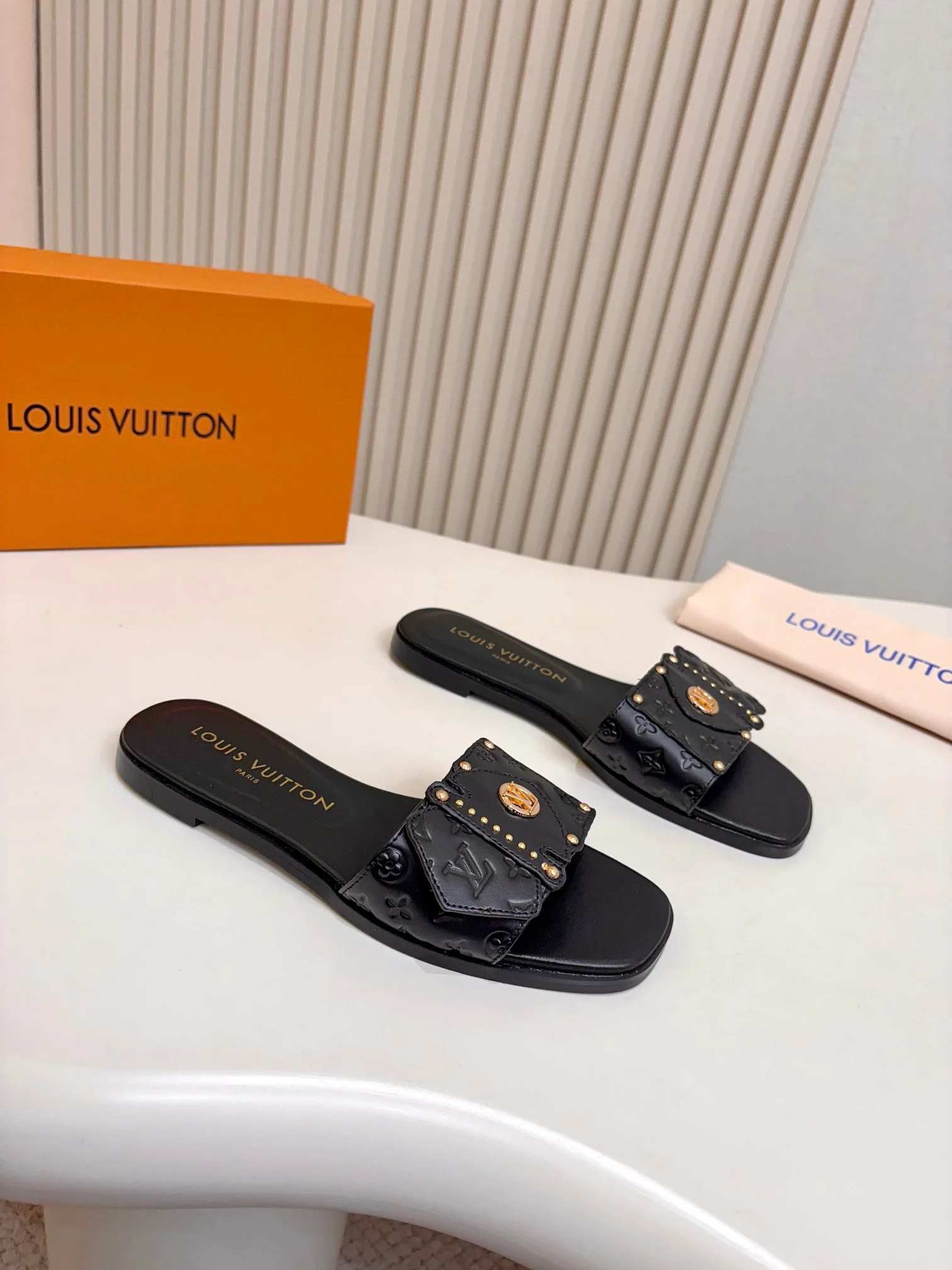 LV Slides Black-Gold A60202609111107 - Image 3