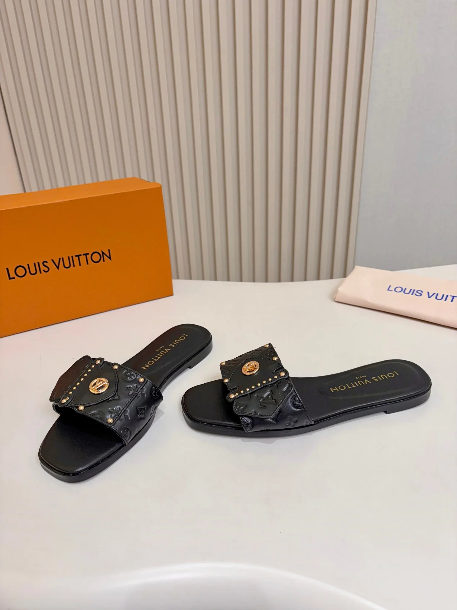 LV Slides Black-Gold A60202609111107 - Image 4