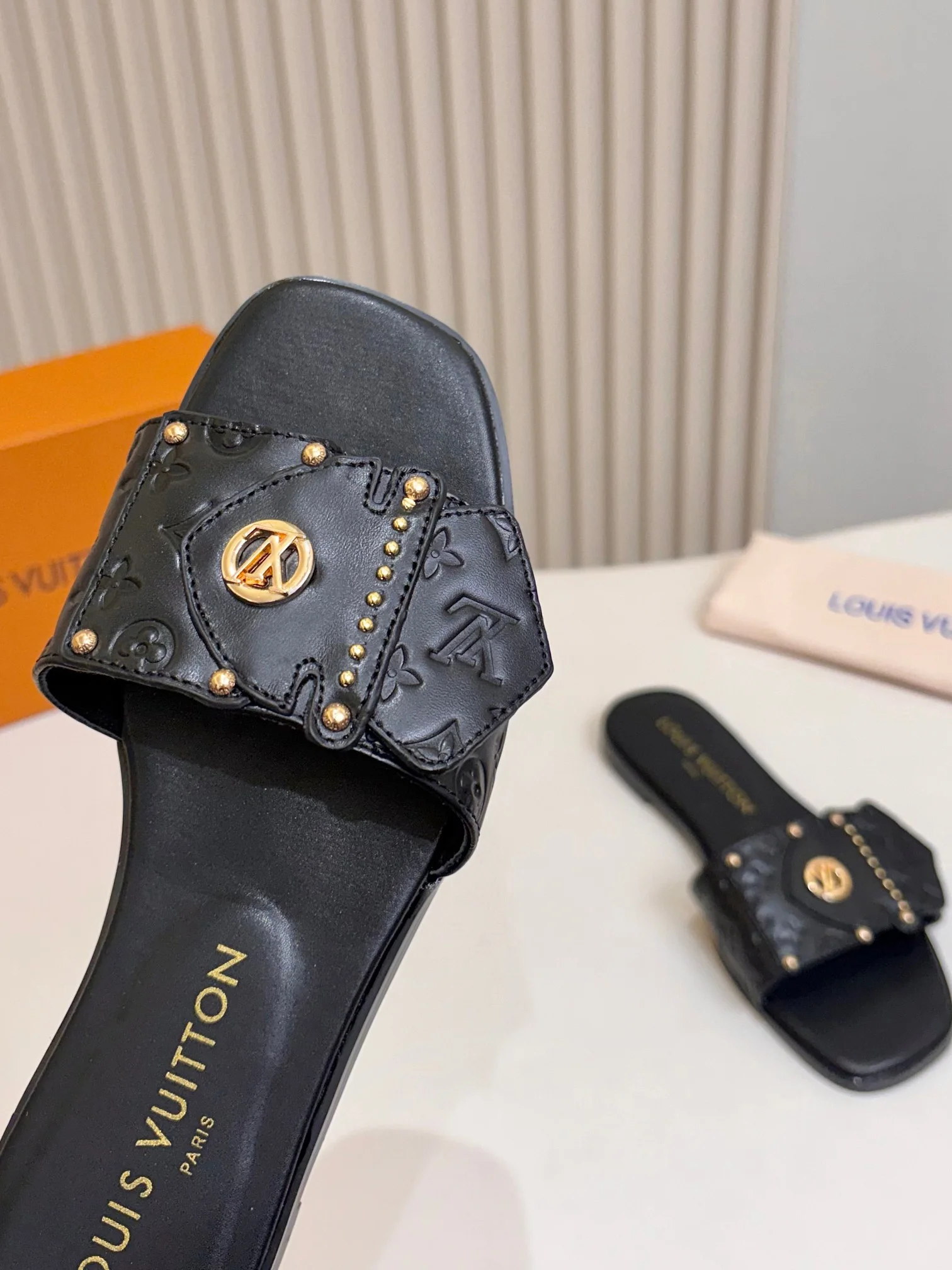 LV Slides Black-Gold A60202609111107 - Image 5