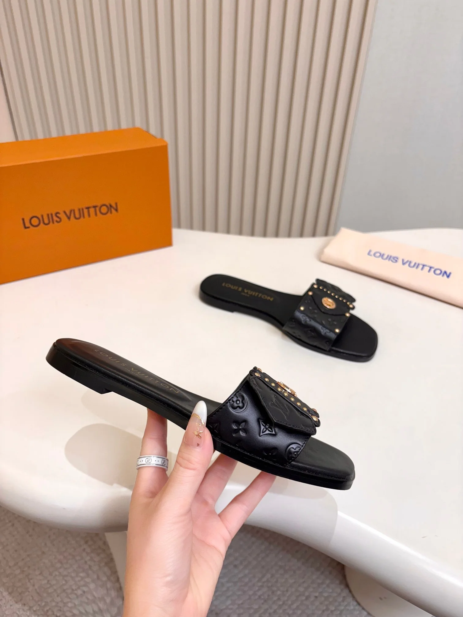 LV Slides Black-Gold A60202609111107 - Image 6