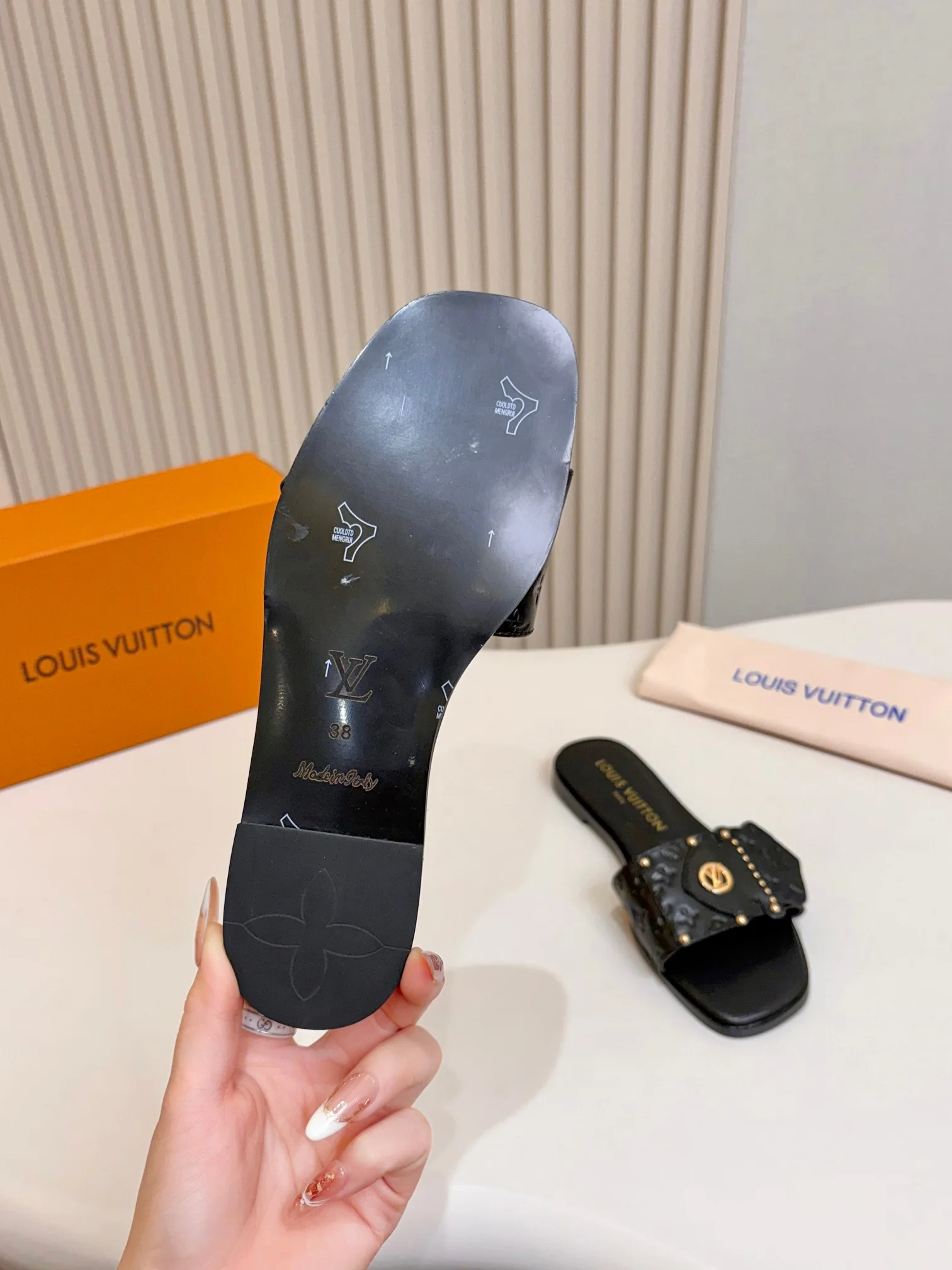 LV Slides Black-Gold A60202609111107 - Image 7