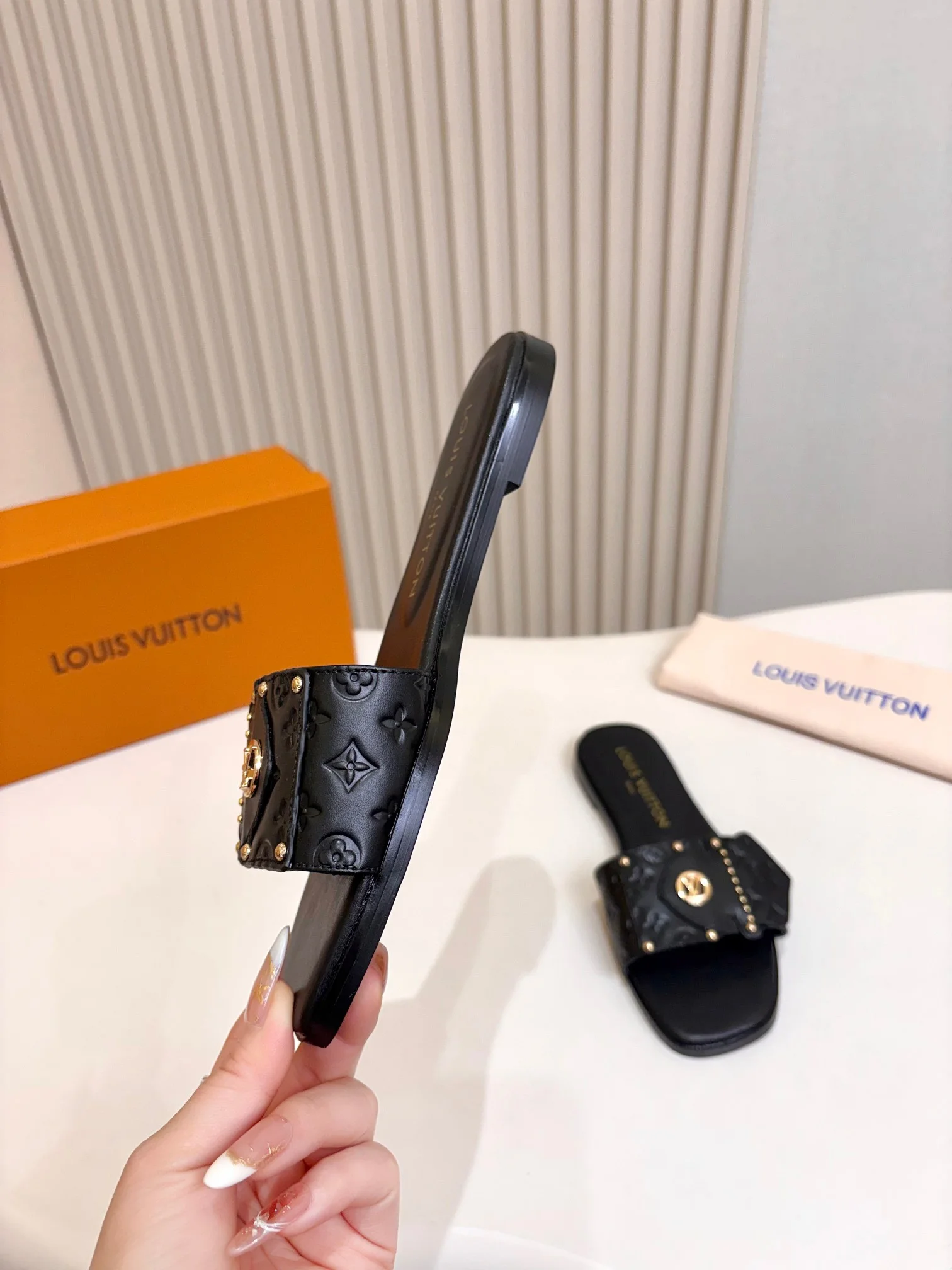 LV Slides Black-Gold A60202609111107 - Image 8