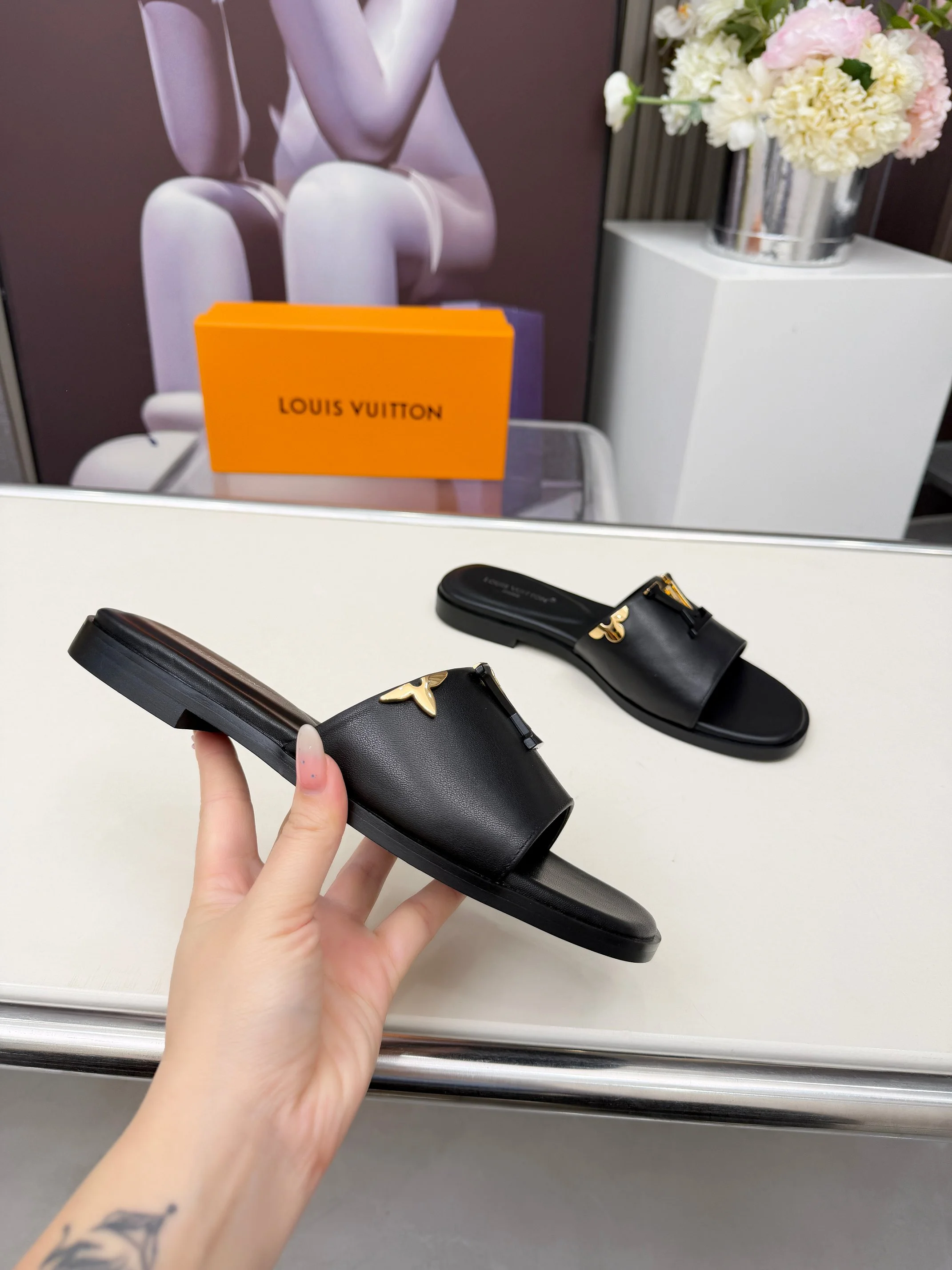 LV Slides Black-Gold A60202609111193 - Image 2
