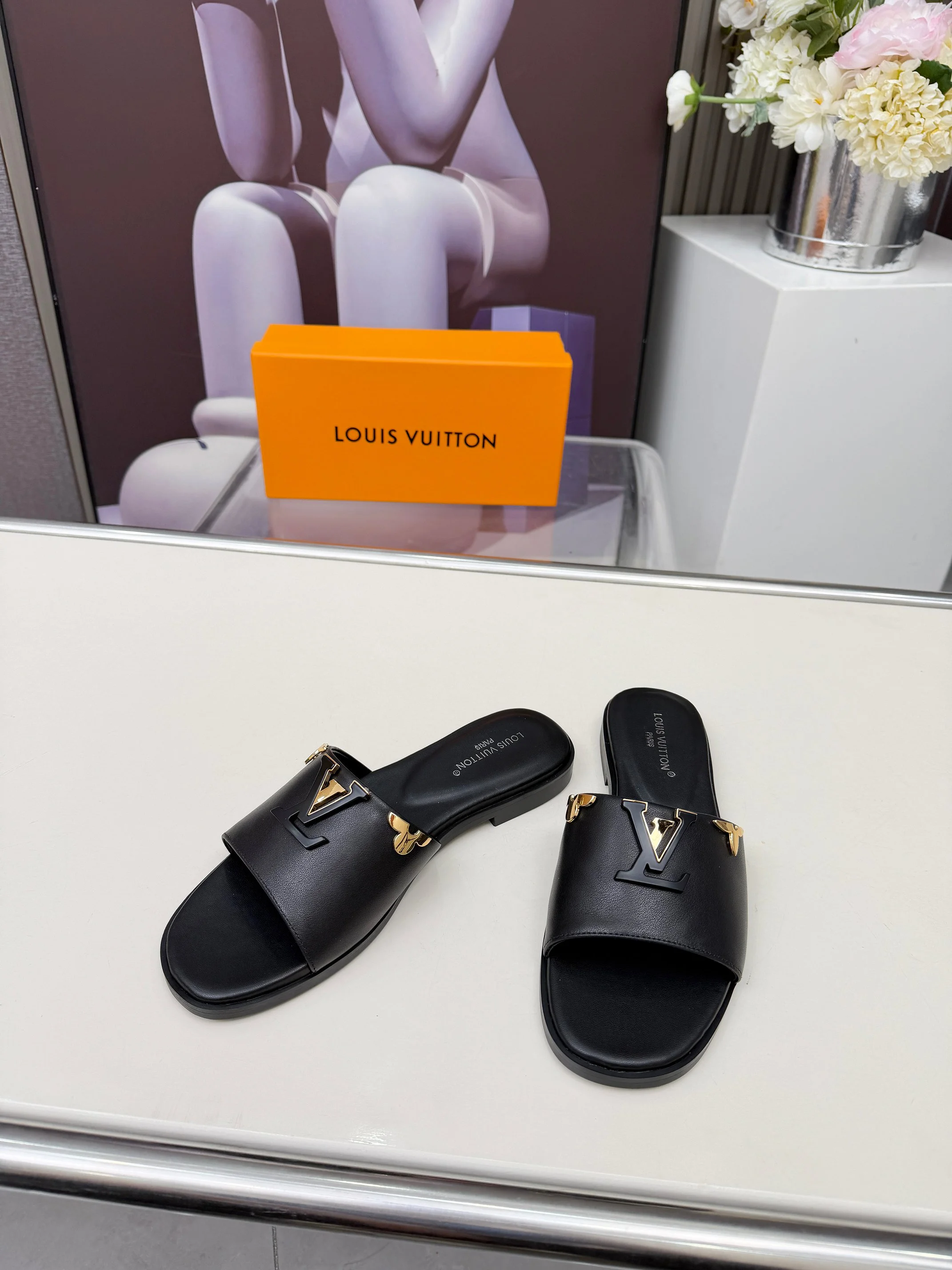 LV Slides Black-Gold A60202609111193 - Image 3