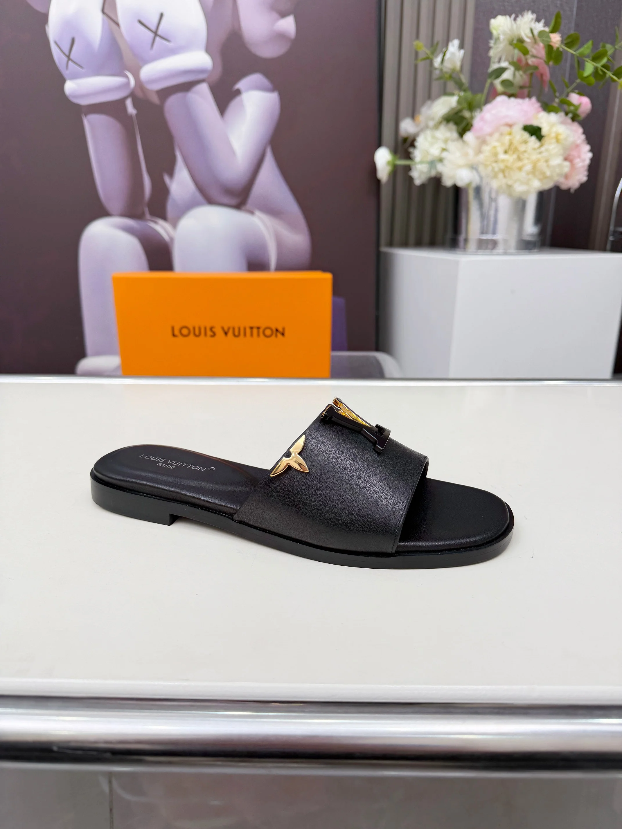 LV Slides Black-Gold A60202609111193 - Image 6