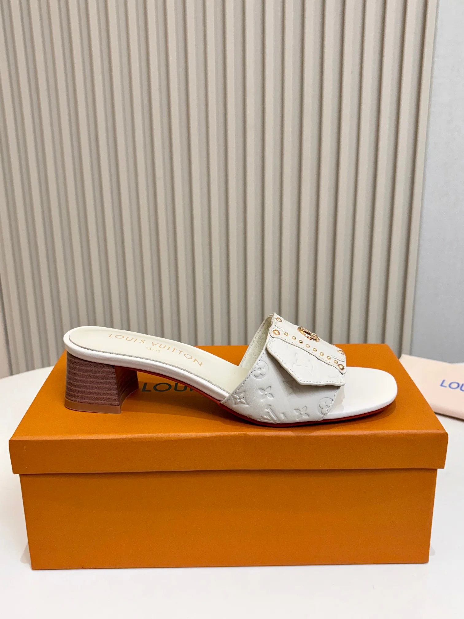 LV Slides Calf Leather White-Gold A60202609111114 - Image 6