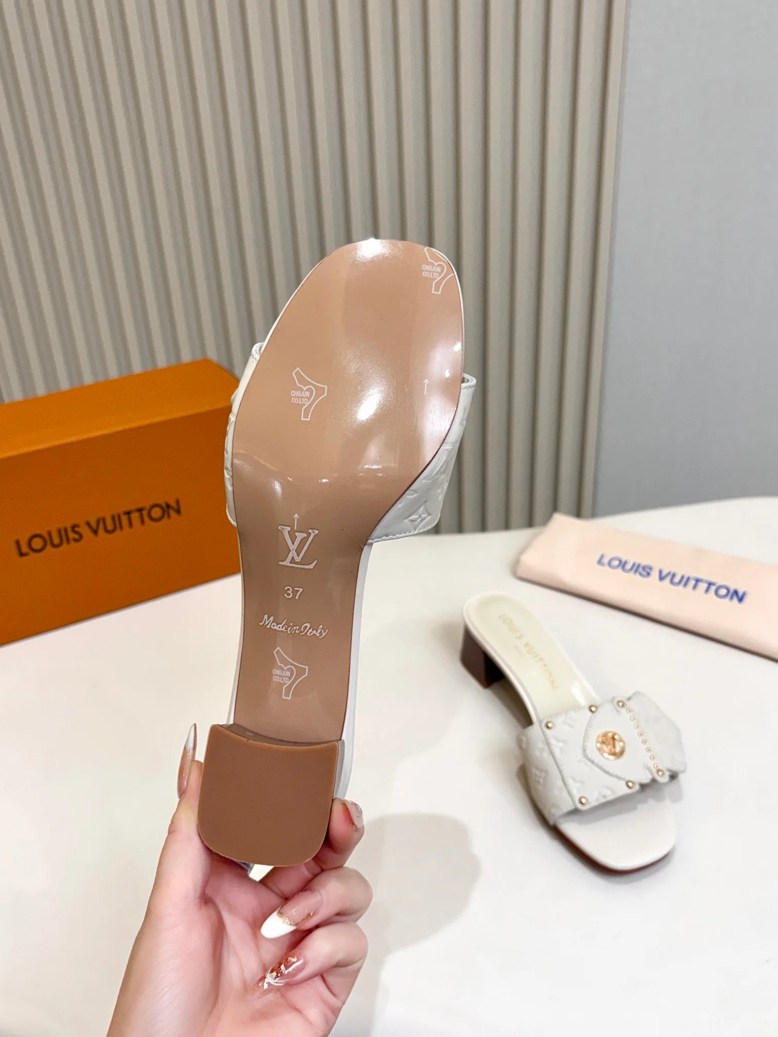 LV Slides Calf Leather White-Gold A60202609111114 - Image 8