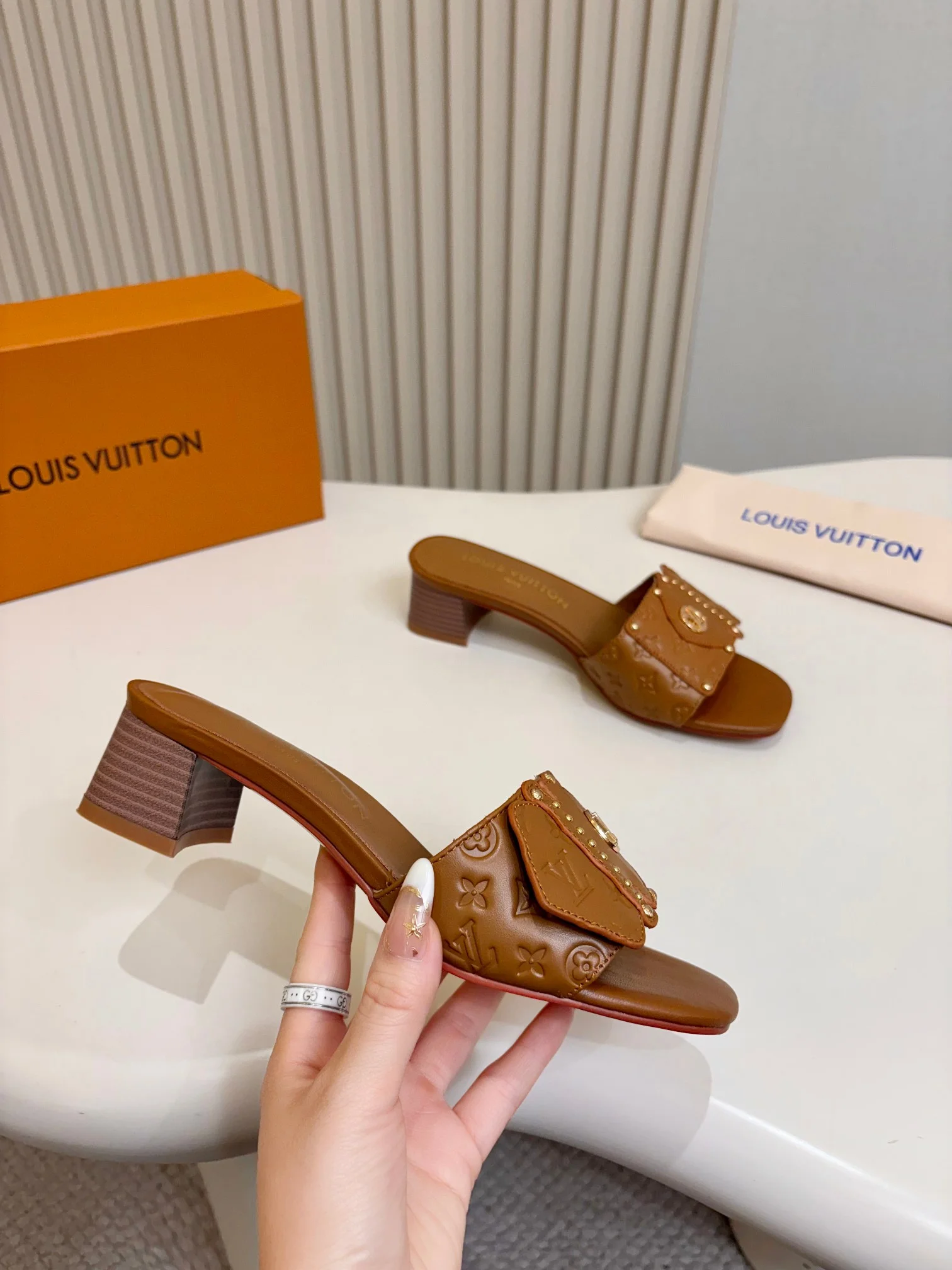 LV Slides Leather Brown-Gold A60202609111116 - Image 5