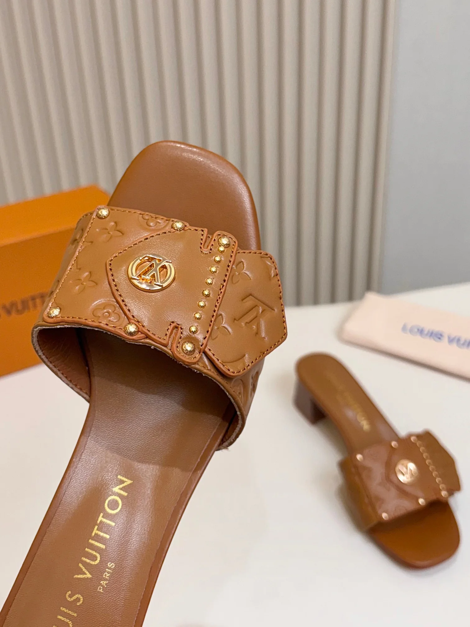 LV Slides Leather Brown-Gold A60202609111116 - Image 6