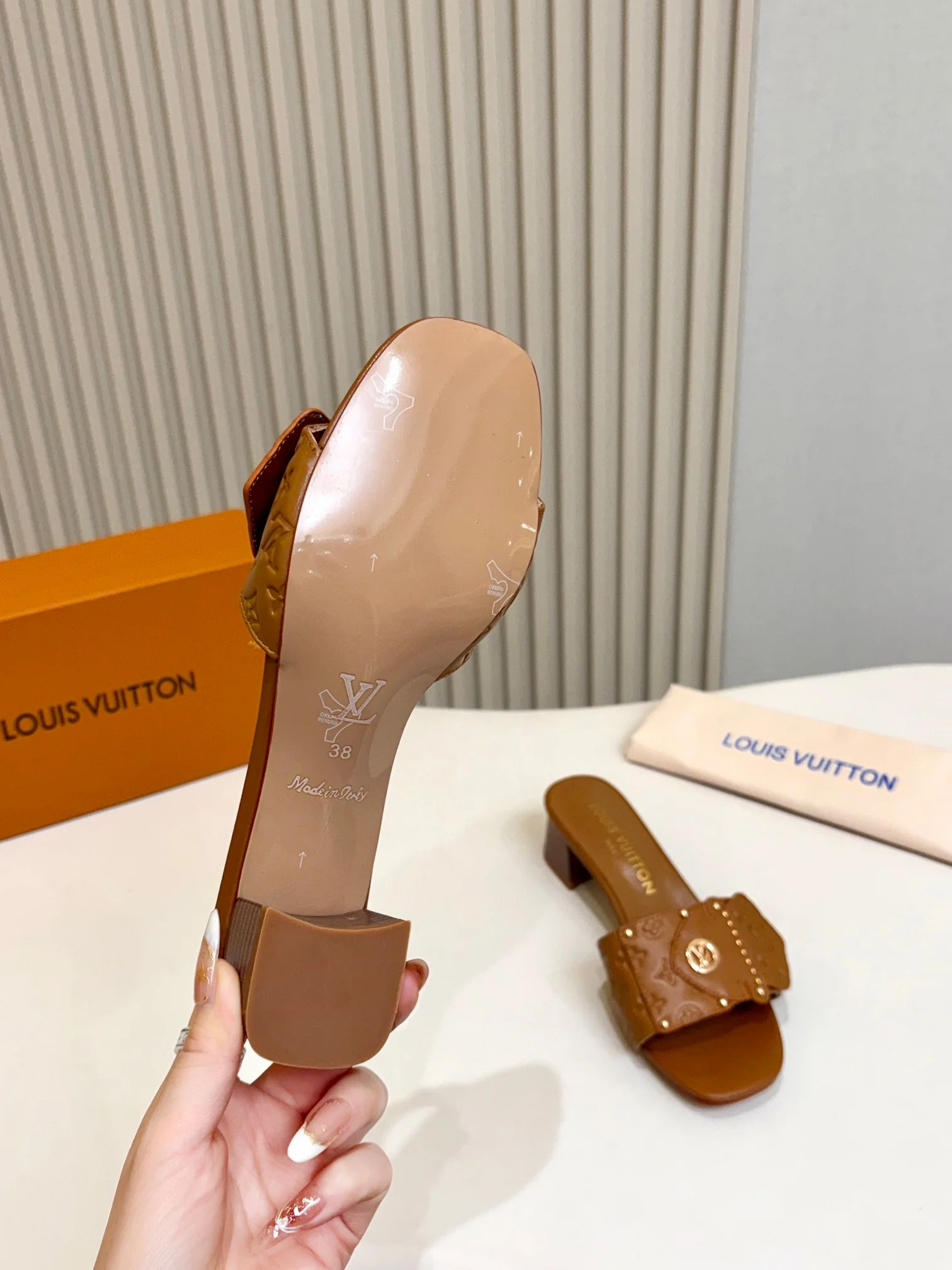 LV Slides Leather Brown-Gold A60202609111116 - Image 8
