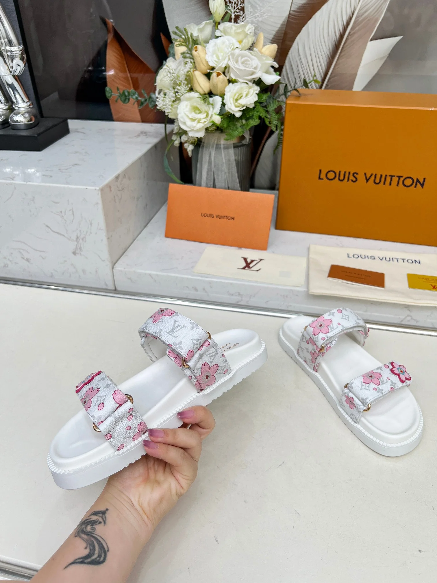 LV Slides Leather White-Pink EU35-45 A90202609111207 - Image 4