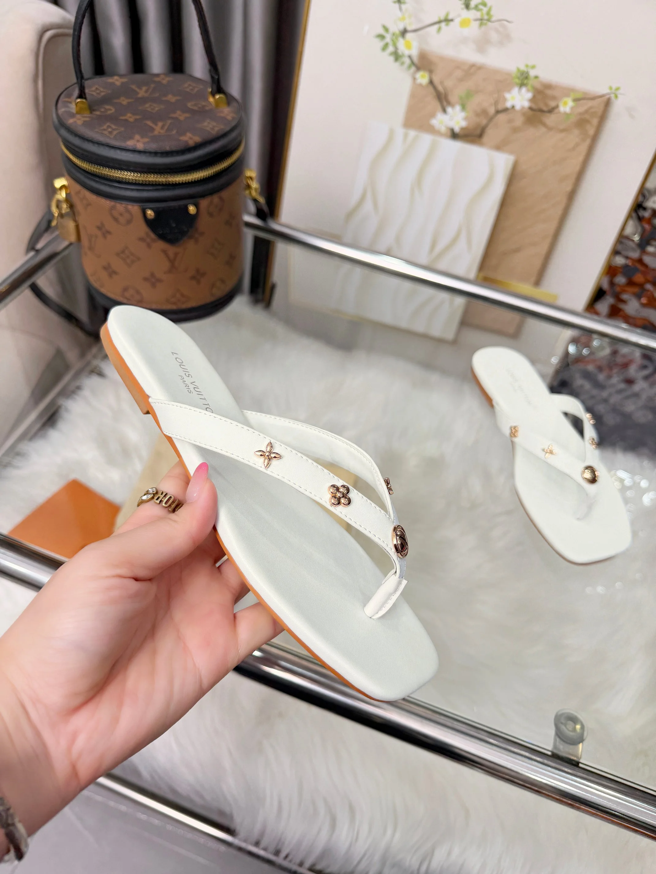 LV Slides White-Gold A60202609111187 - Image 3