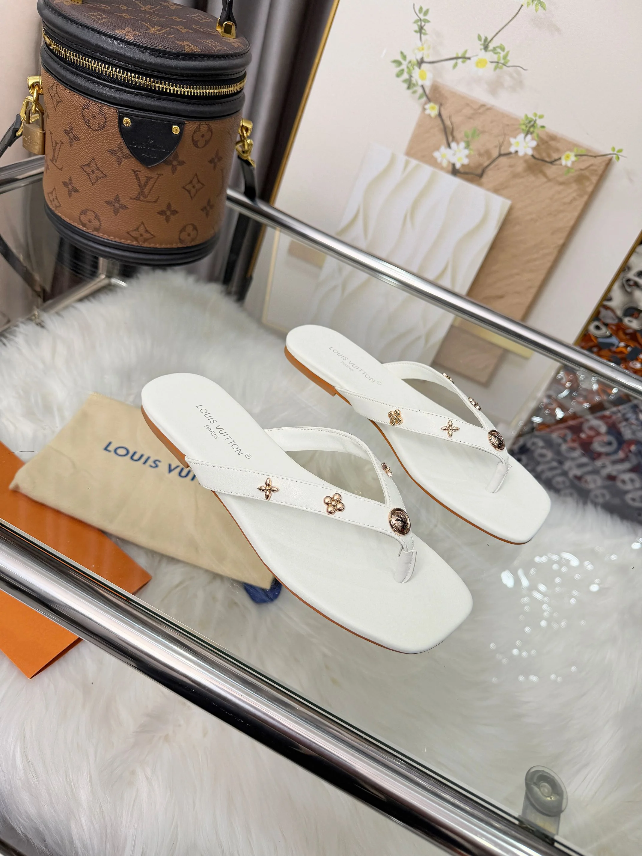 LV Slides White-Gold A60202609111187 - Image 4