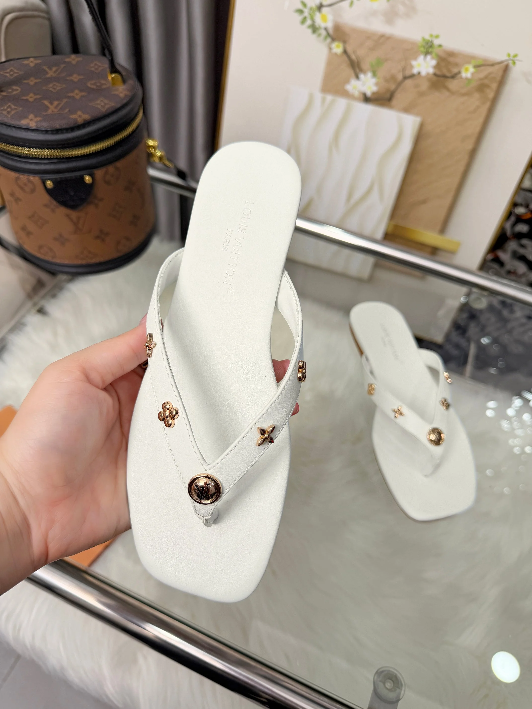 LV Slides White-Gold A60202609111187 - Image 6