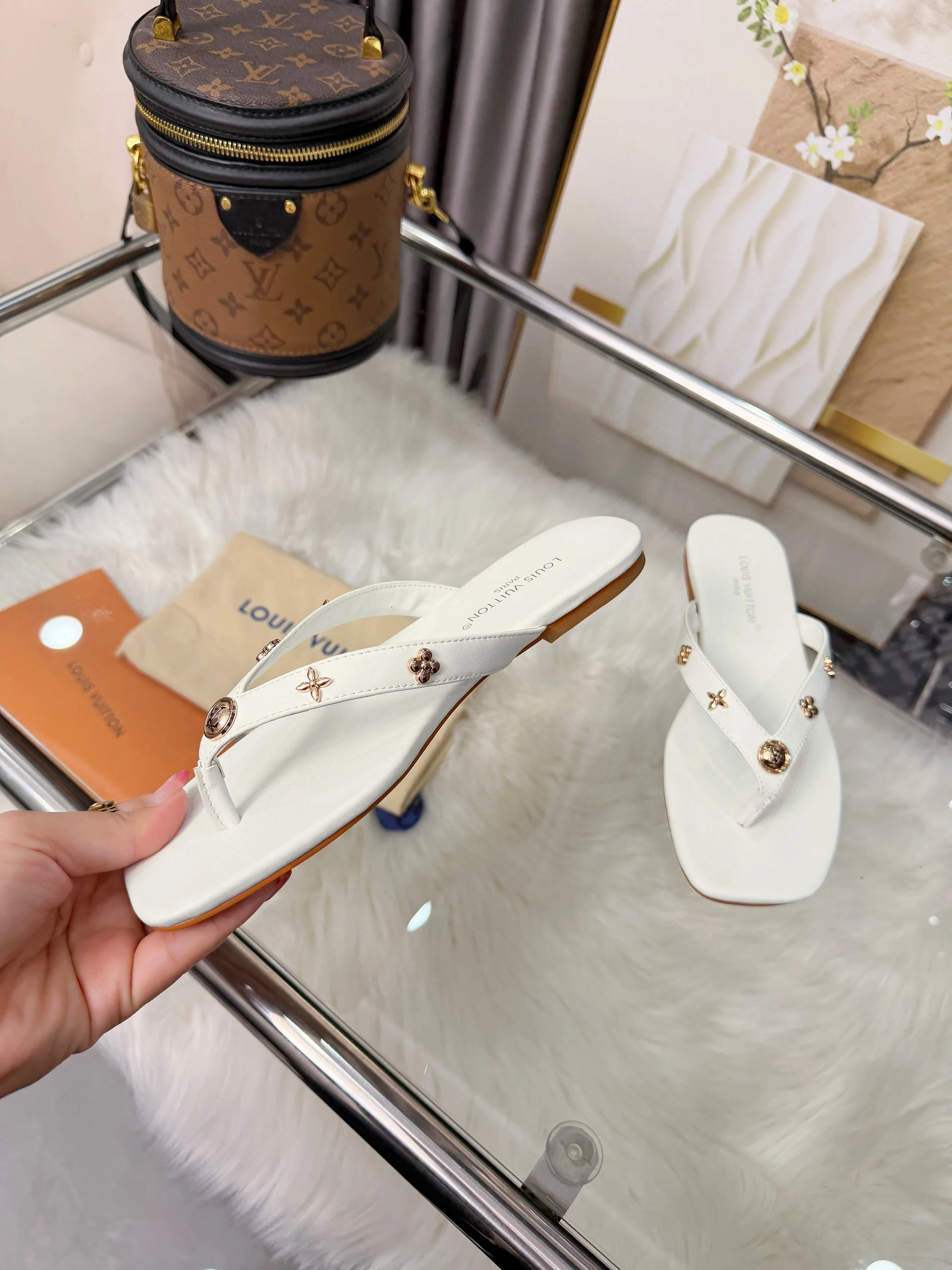 LV Slides White-Gold A60202609111187 - Image 7