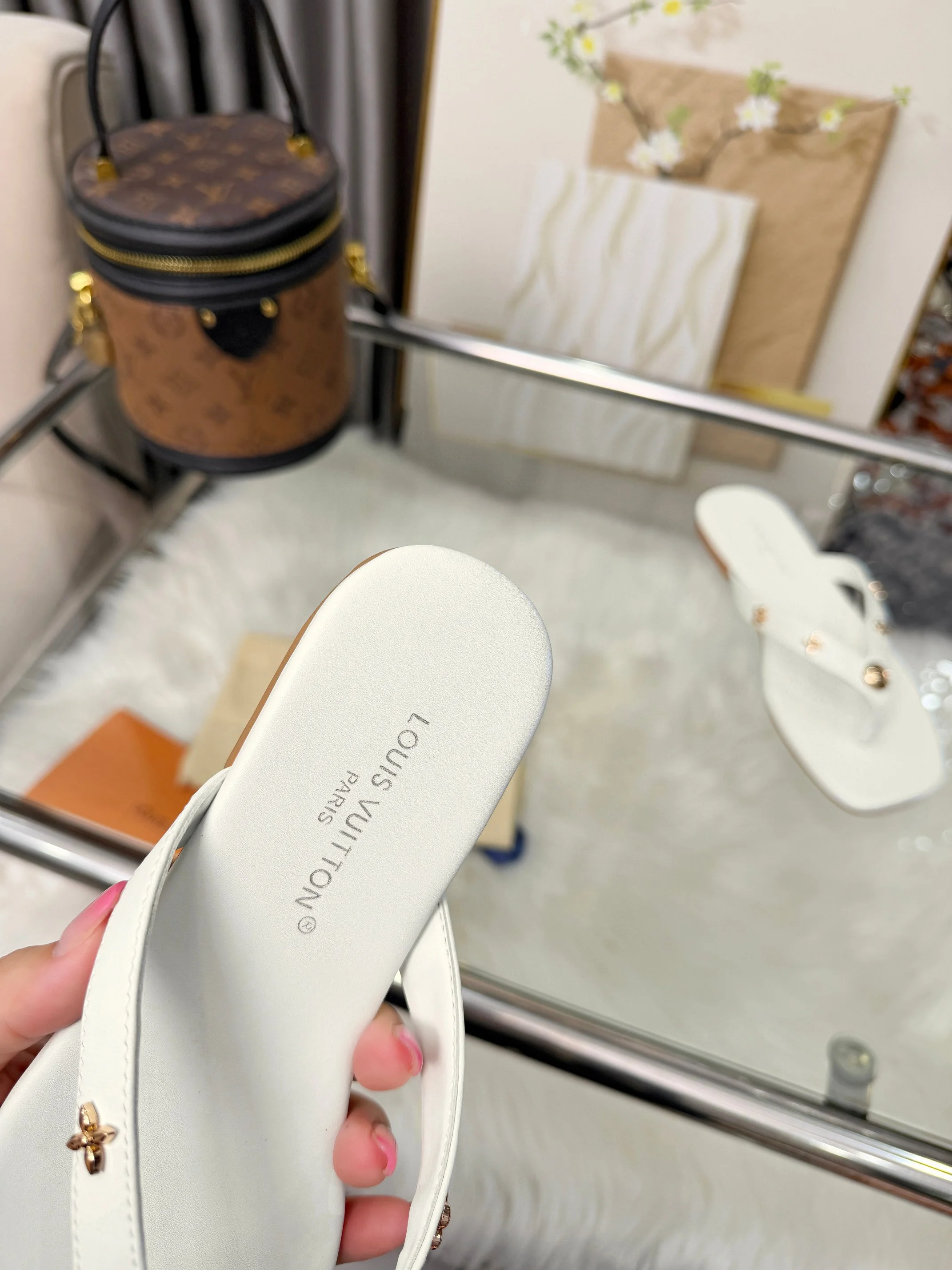 LV Slides White-Gold A60202609111187 - Image 9