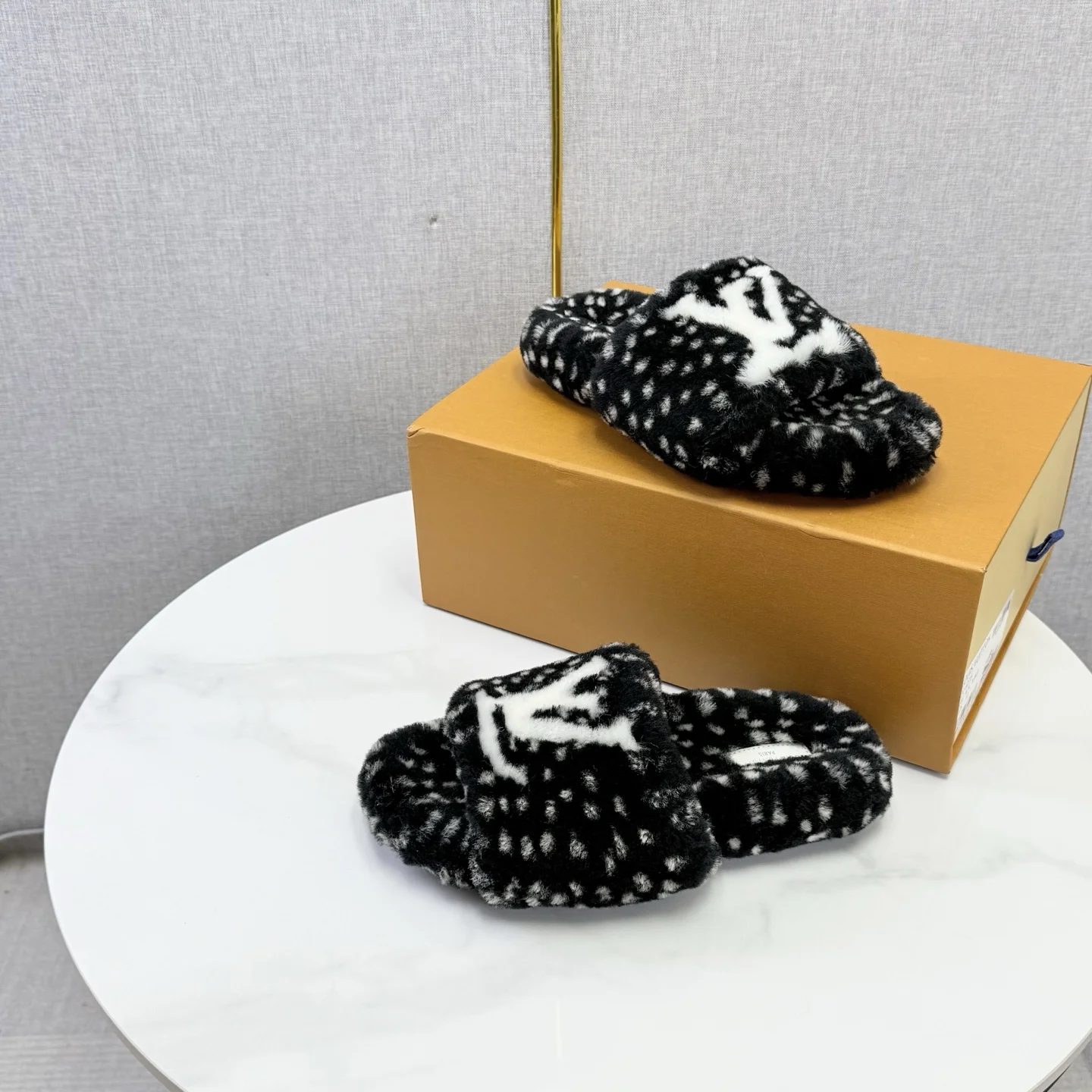 LV Slides Wool Black-White EU35-39 B60202609110587 - Image 2