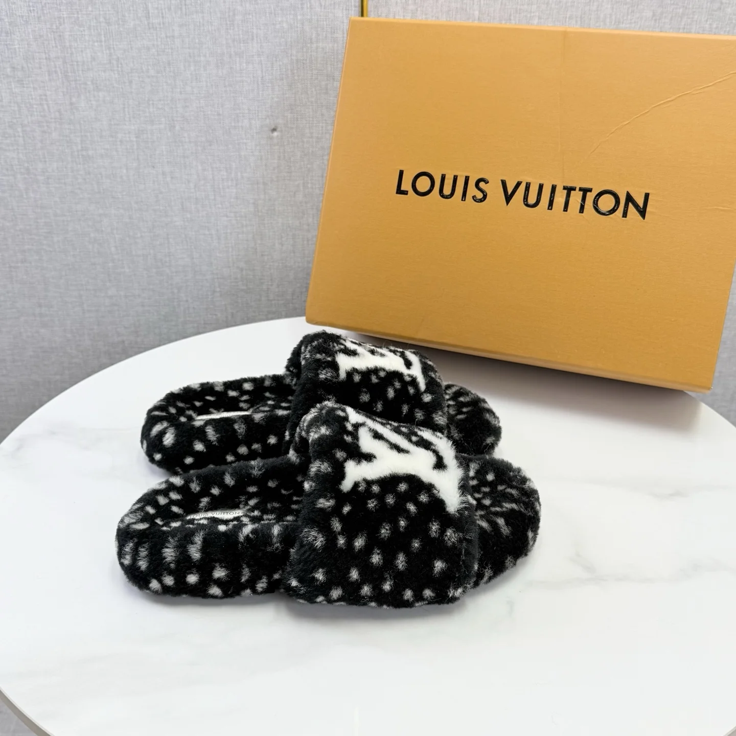 LV Slides Wool Black-White EU35-39 B60202609110587 - Image 3