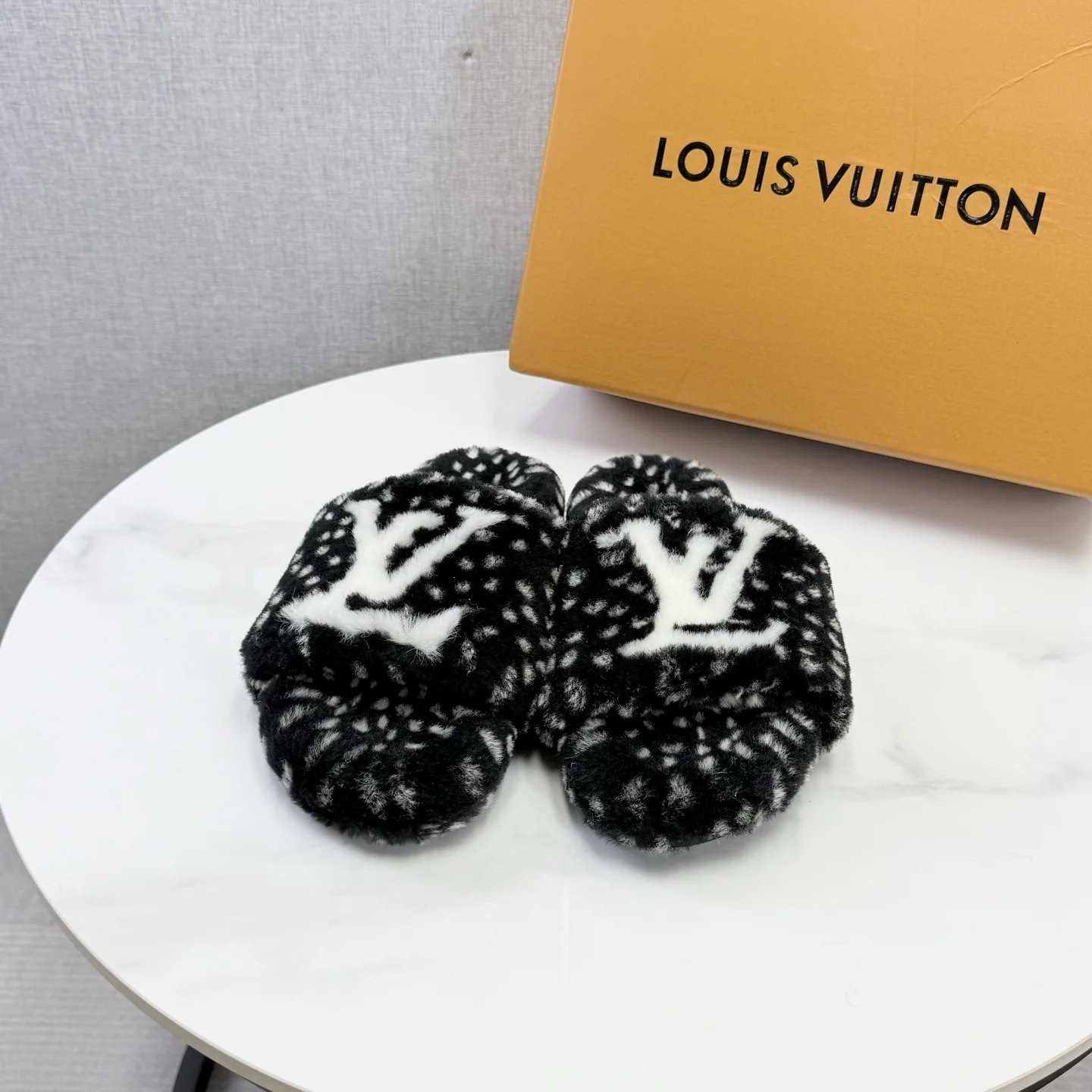 LV Slides Wool Black-White EU35-39 B60202609110587 - Image 4