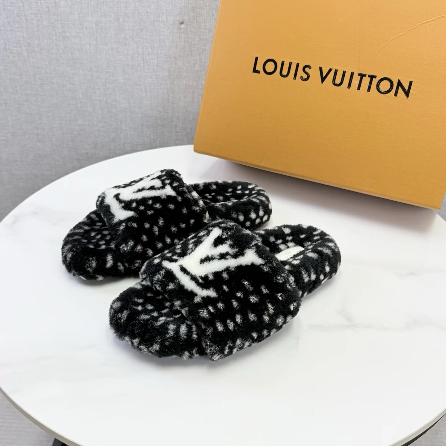 LV Slides Wool Black-White EU35-39 B60202609110587 - Image 5