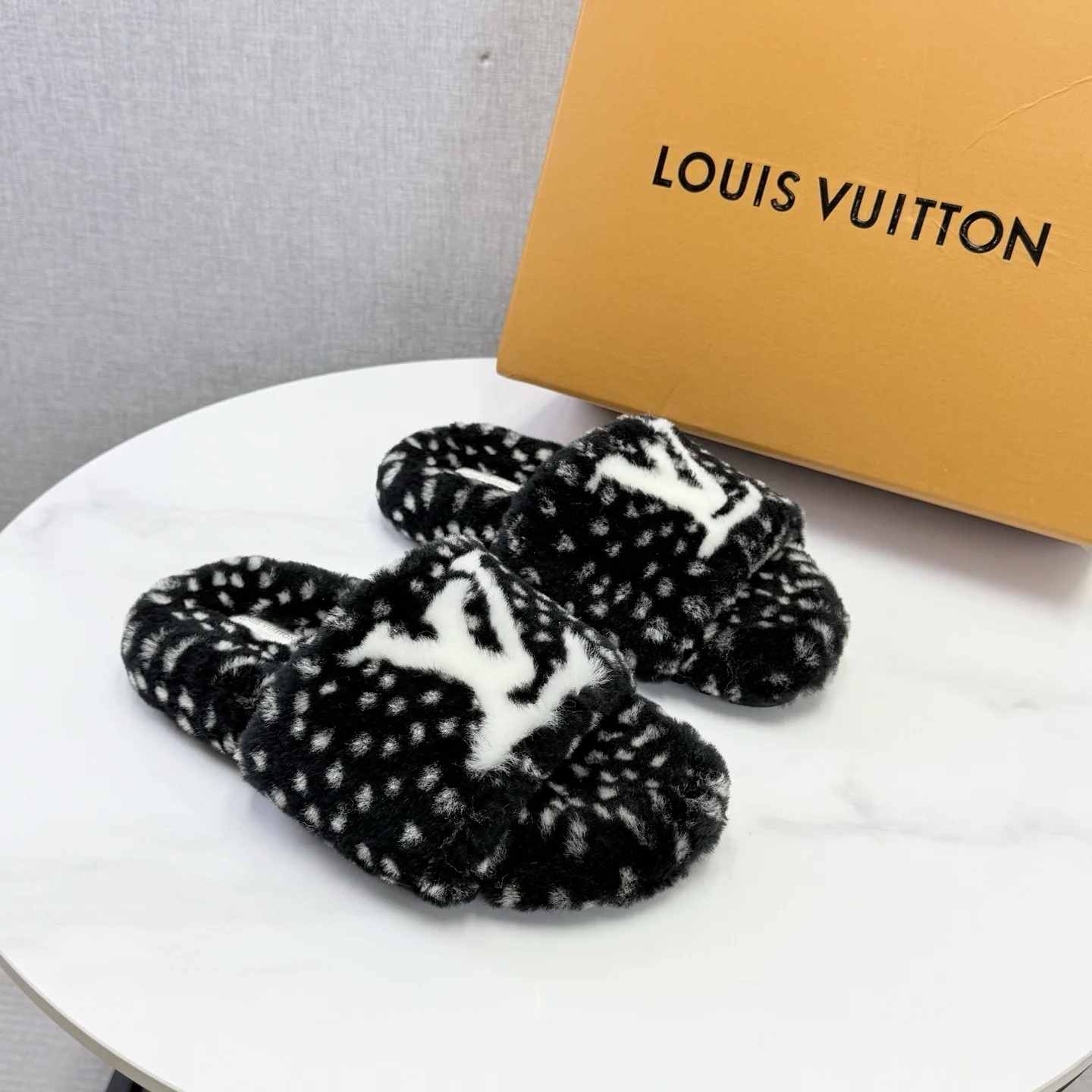 LV Slides Wool Black-White EU35-39 B60202609110587 - Image 6