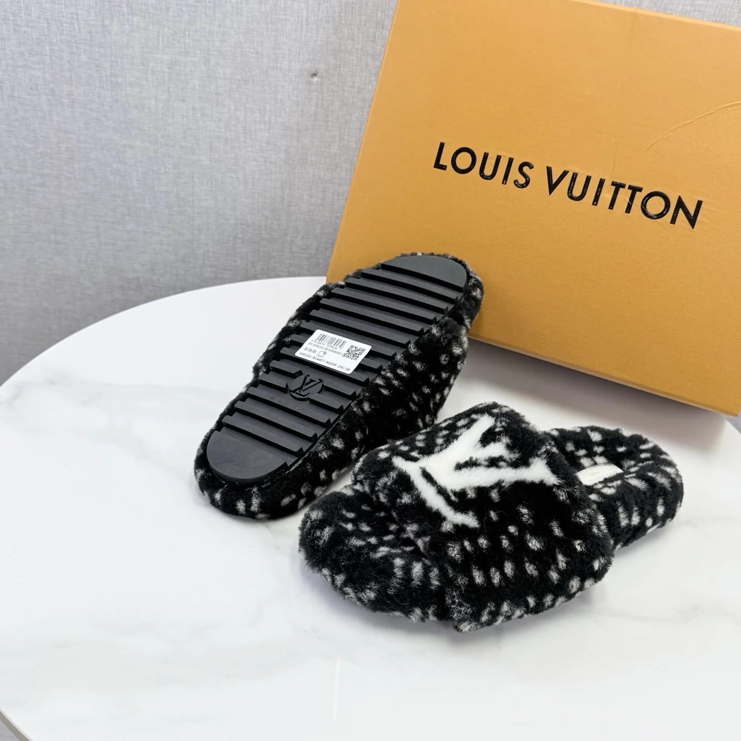 LV Slides Wool Black-White EU35-39 B60202609110587 - Image 8