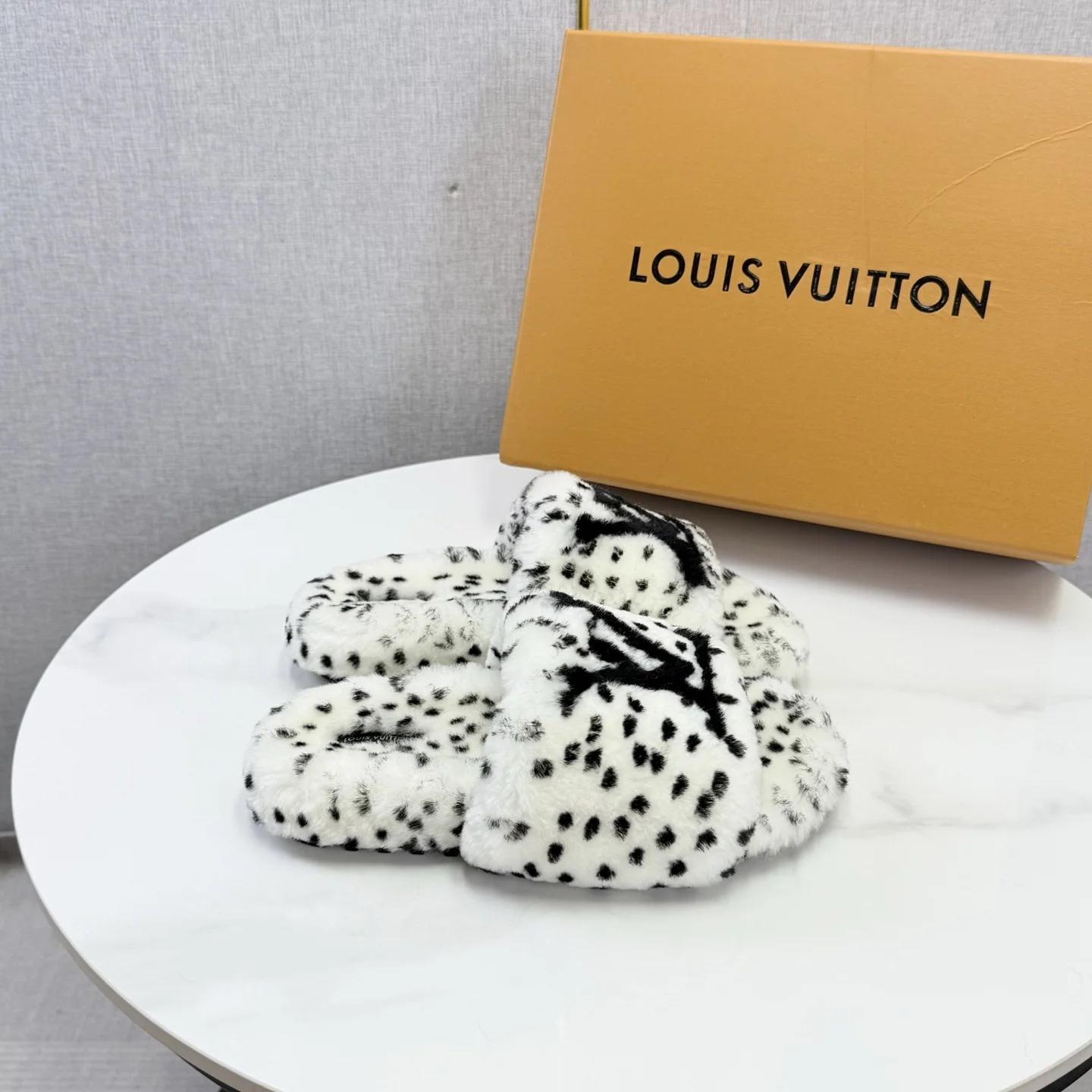 LV Slides Wool Rubber White-Black EU35-39 B60202609110585