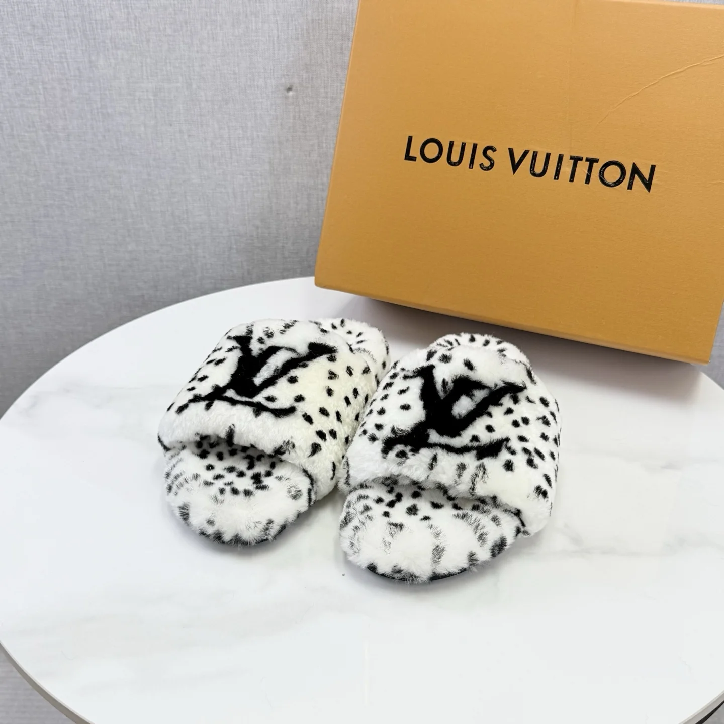 LV Slides Wool Rubber White-Black EU35-39 B60202609110585 - Image 2