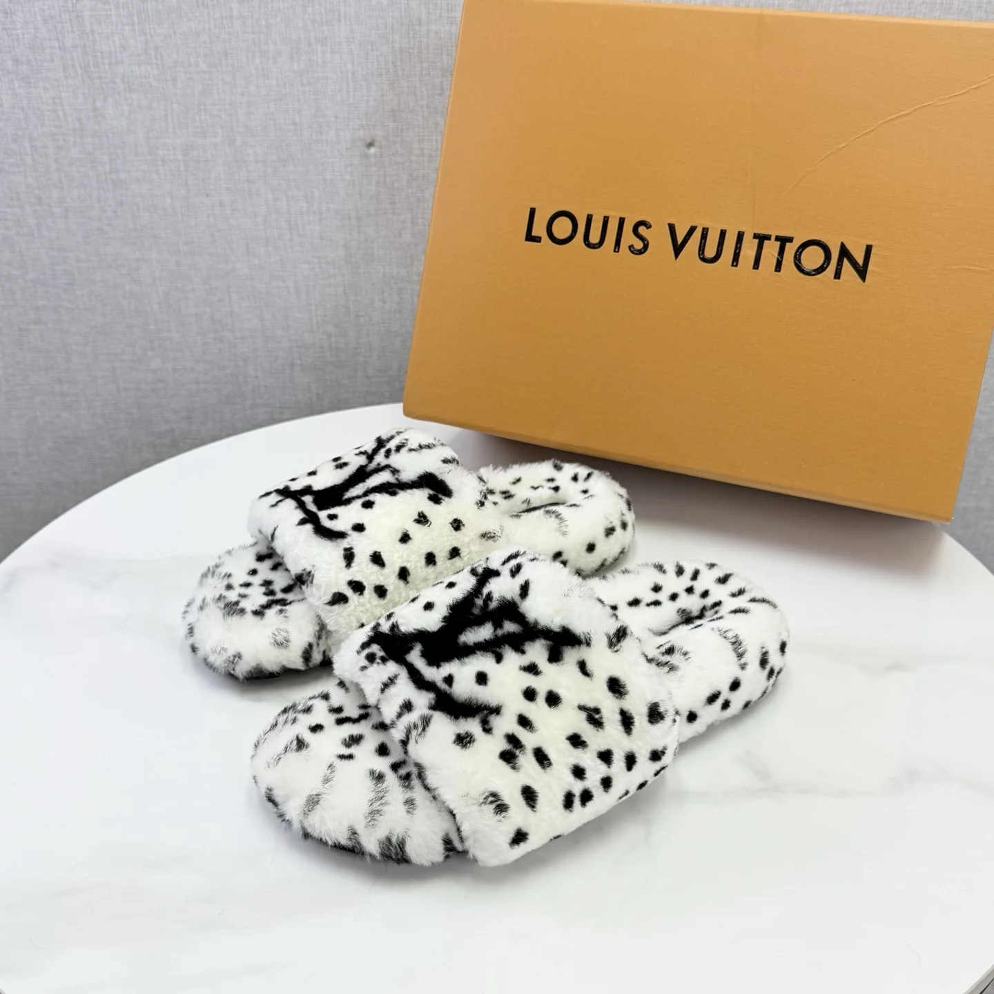 LV Slides Wool Rubber White-Black EU35-39 B60202609110585 - Image 3