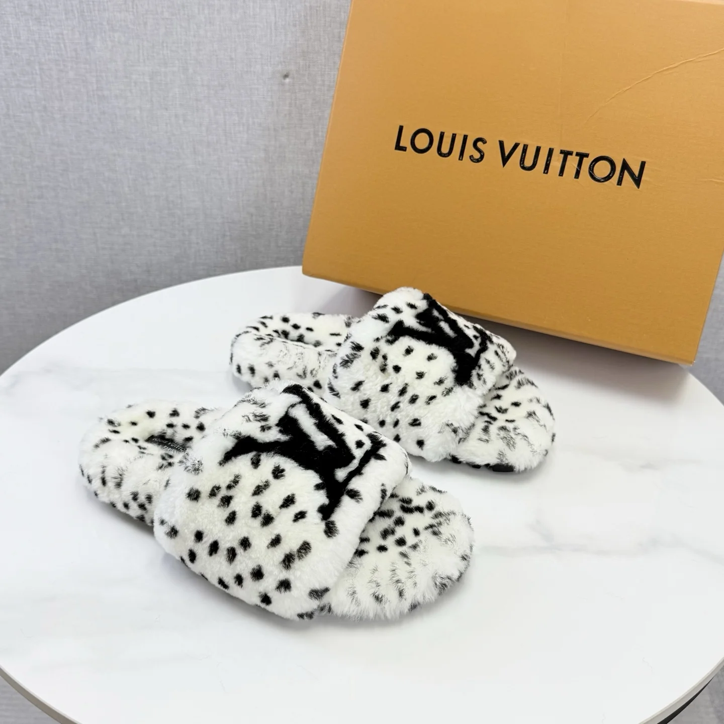 LV Slides Wool Rubber White-Black EU35-39 B60202609110585 - Image 4