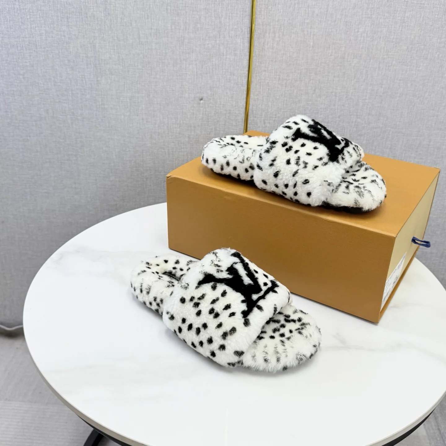 LV Slides Wool Rubber White-Black EU35-39 B60202609110585 - Image 7