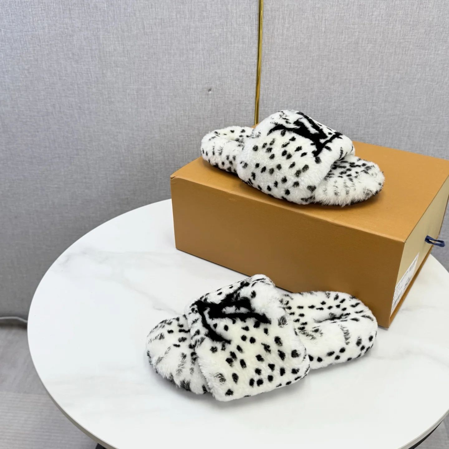 LV Slides Wool Rubber White-Black EU35-39 B60202609110585 - Image 8