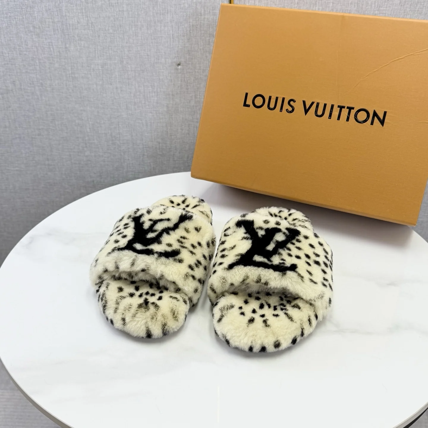 LV Slides Wool Rubber White-Black EU35-39 B60202609110586 - Image 2