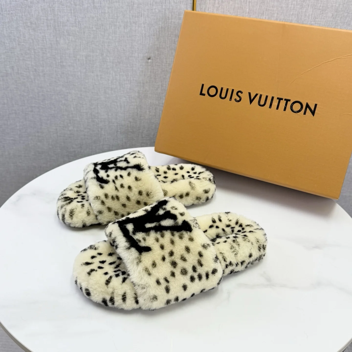 LV Slides Wool Rubber White-Black EU35-39 B60202609110586 - Image 3