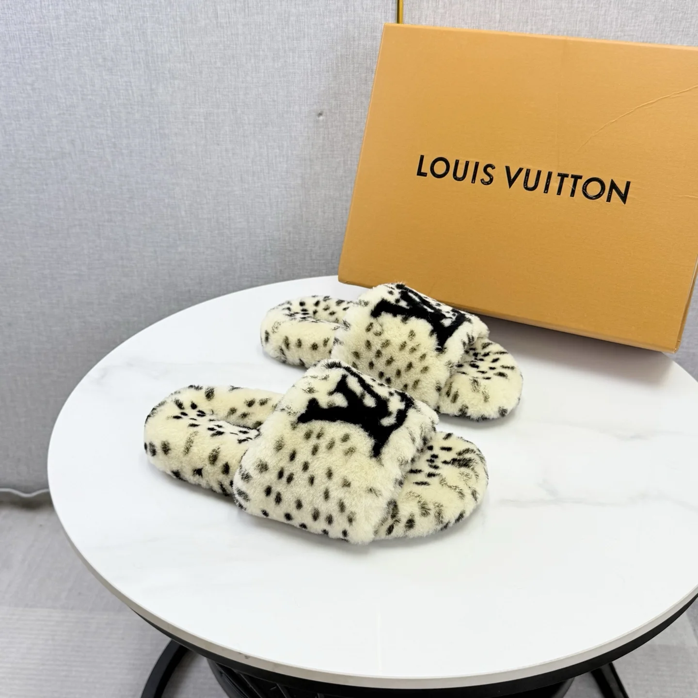 LV Slides Wool Rubber White-Black EU35-39 B60202609110586 - Image 4