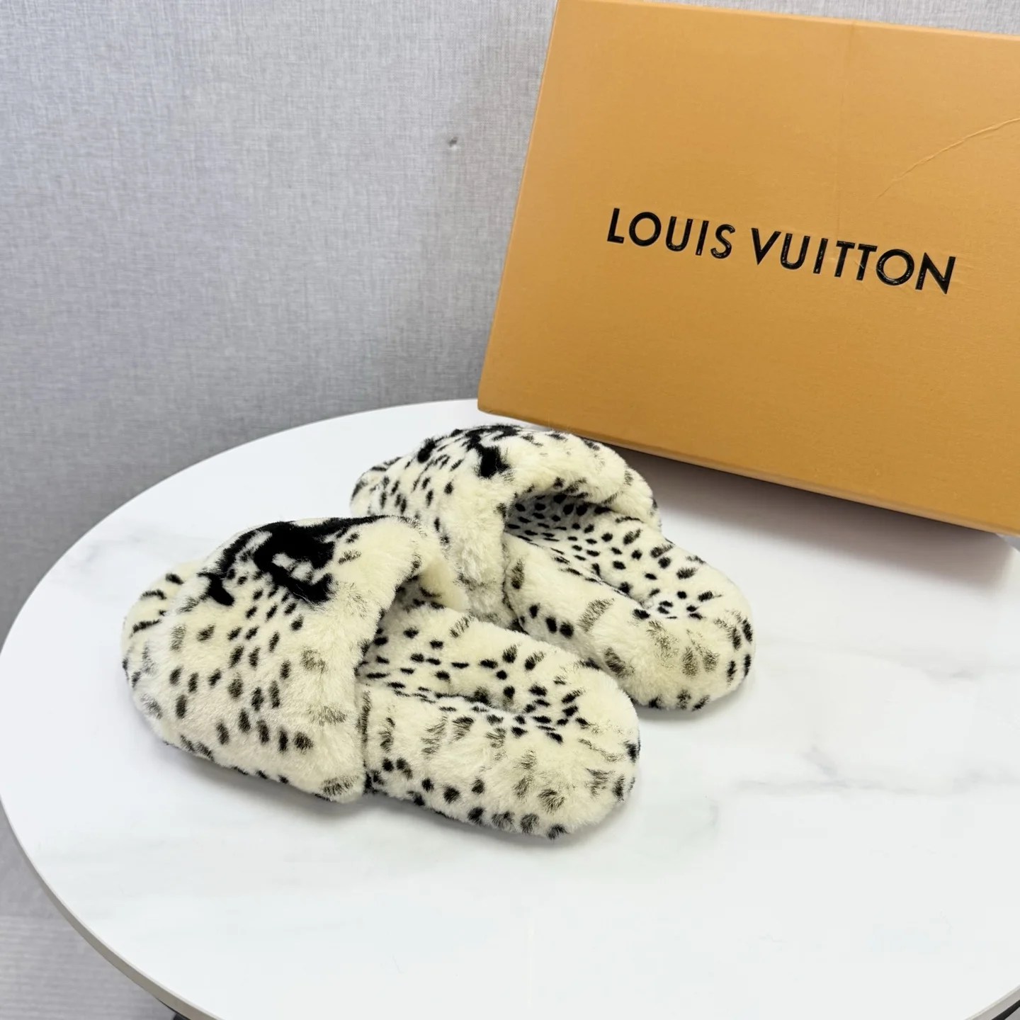 LV Slides Wool Rubber White-Black EU35-39 B60202609110586 - Image 5