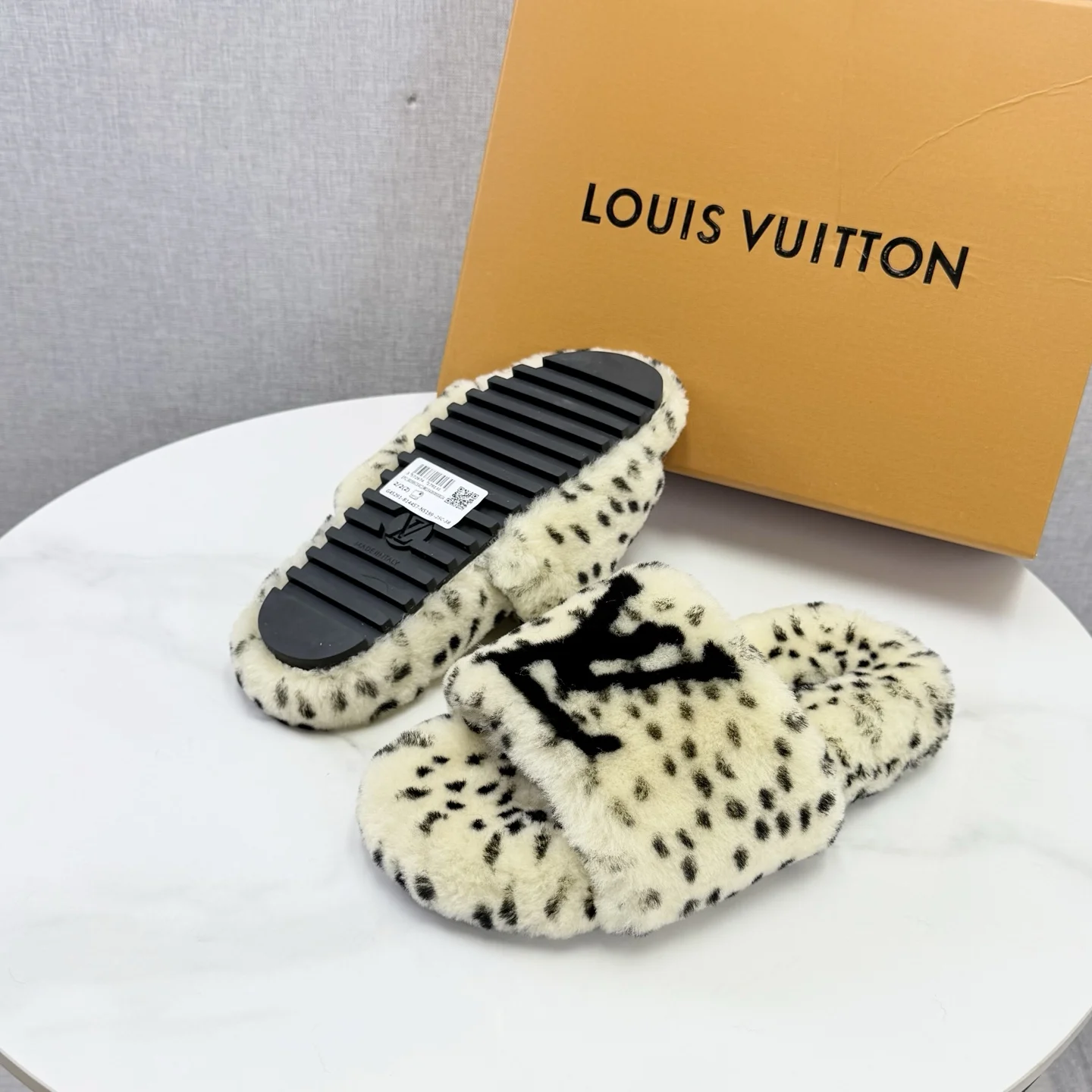 LV Slides Wool Rubber White-Black EU35-39 B60202609110586 - Image 6