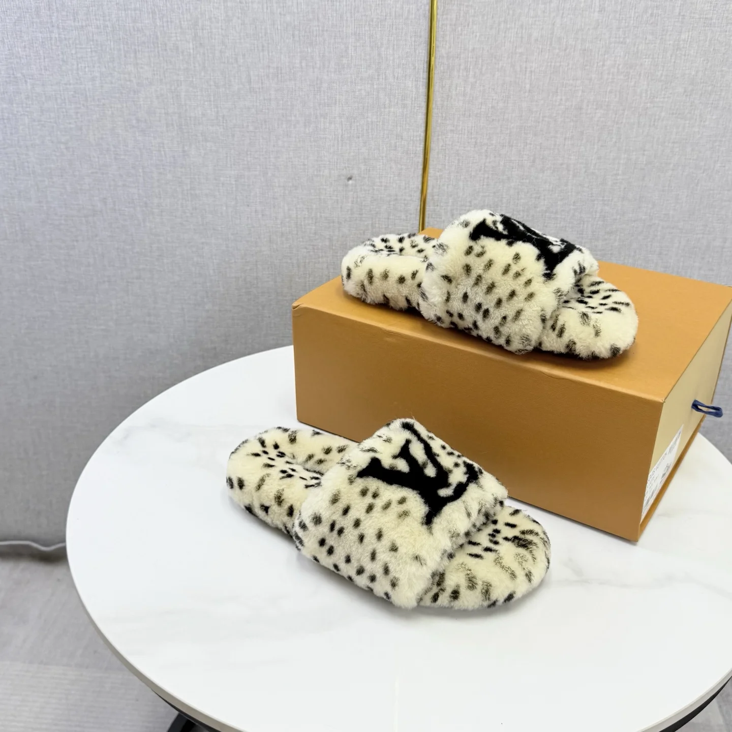 LV Slides Wool Rubber White-Black EU35-39 B60202609110586 - Image 7