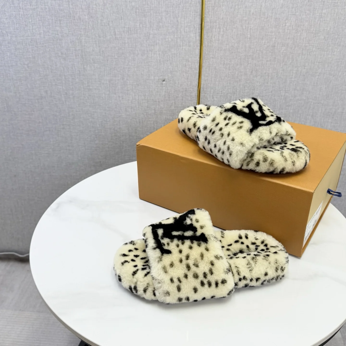 LV Slides Wool Rubber White-Black EU35-39 B60202609110586 - Image 8