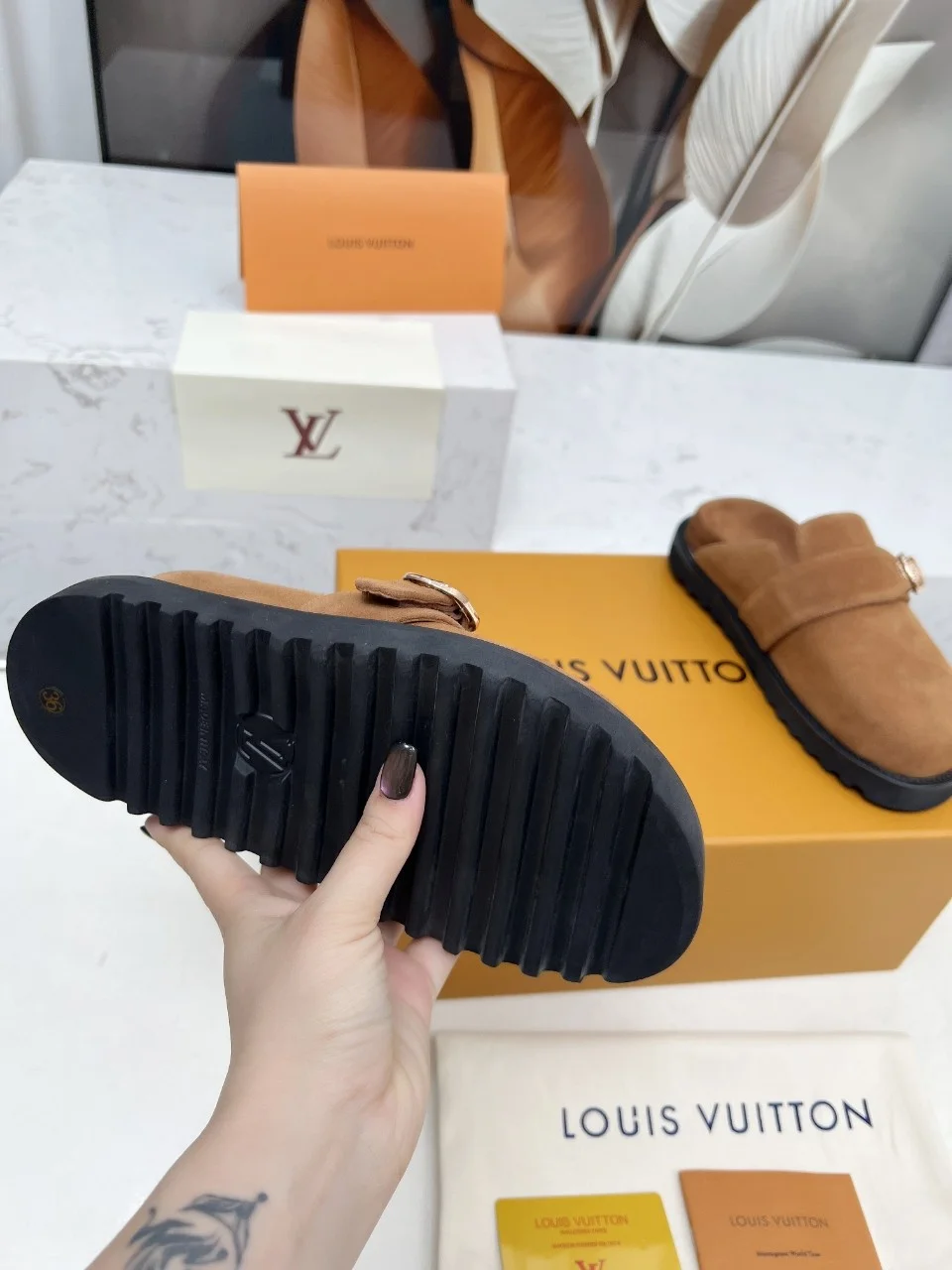 LV Slippers Brown-Black B00202609111203