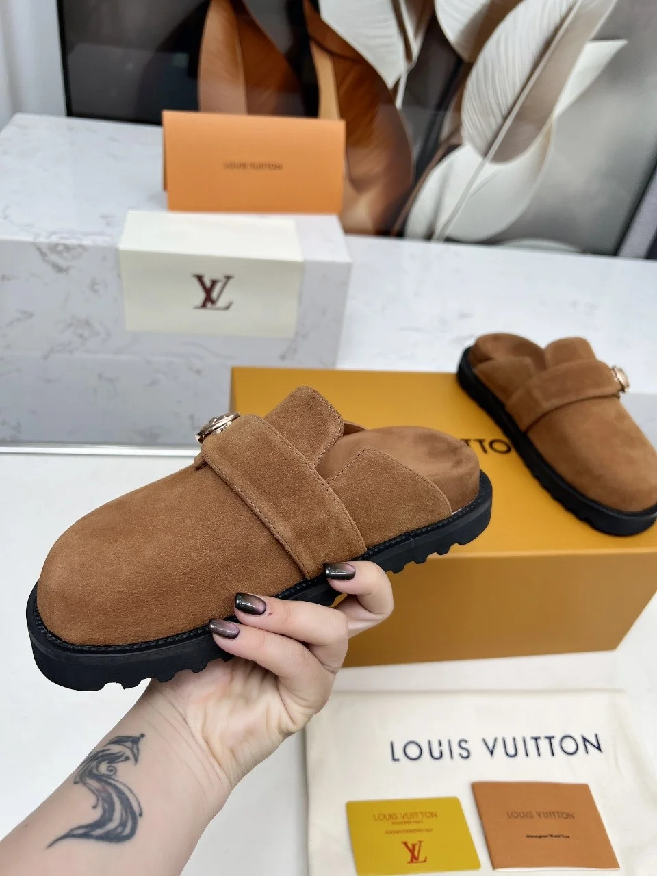 LV Slippers Brown-Black B00202609111203 - Image 2