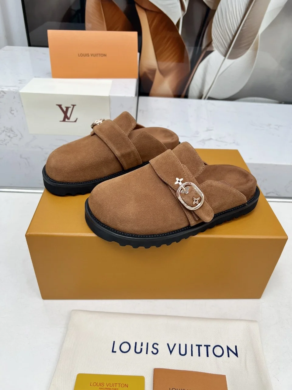 LV Slippers Brown-Black B00202609111203 - Image 4