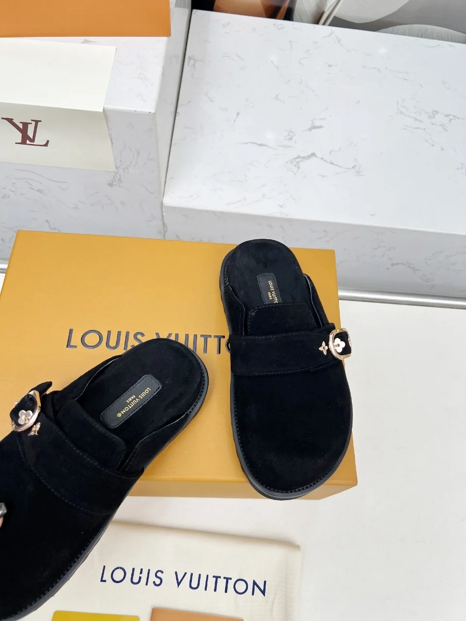 LV Slippers Leather Sheepskin Black-Brown EU35-45 B00202609111202 - Image 3