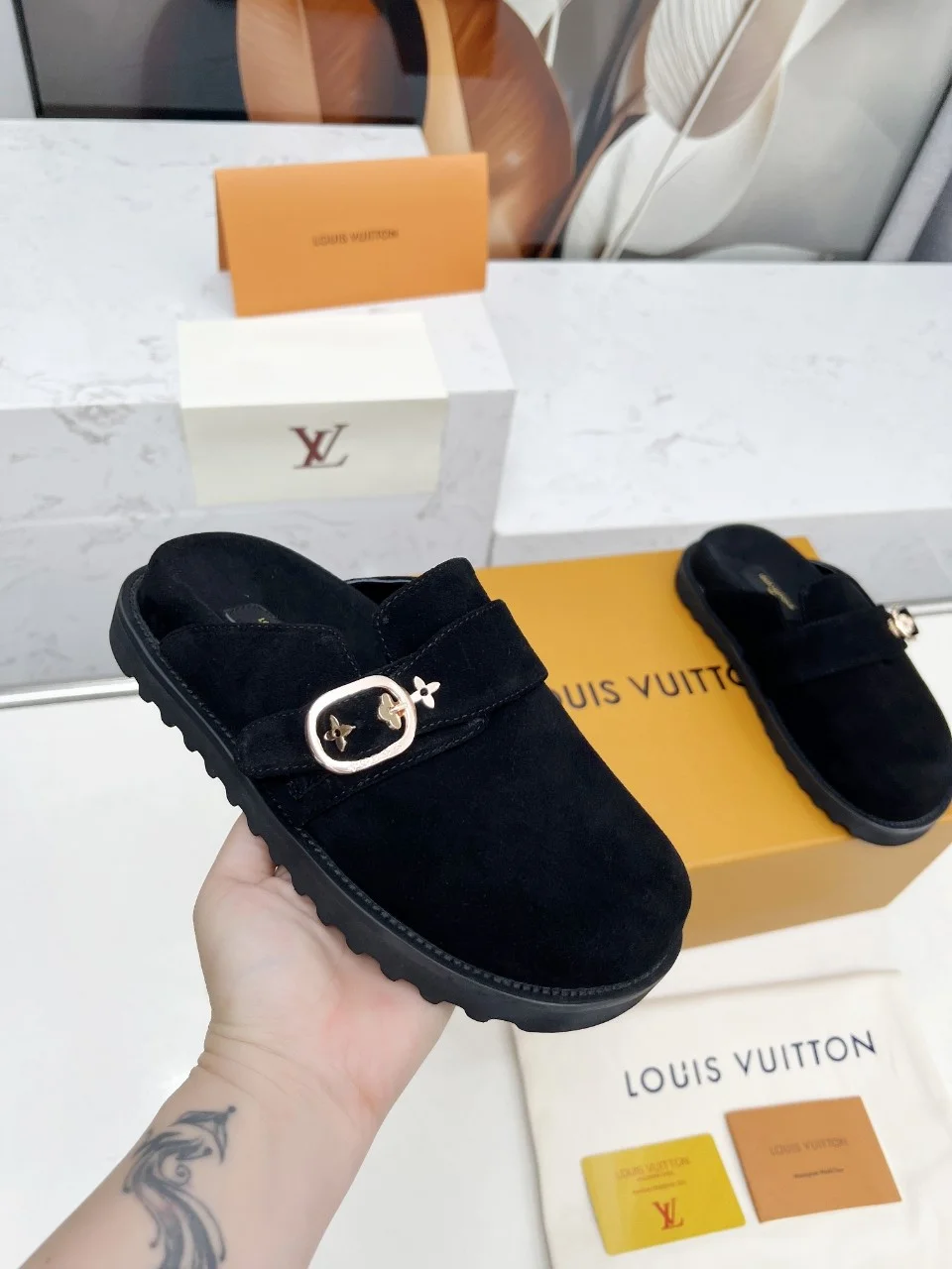 LV Slippers Leather Sheepskin Black-Brown EU35-45 B00202609111202 - Image 4
