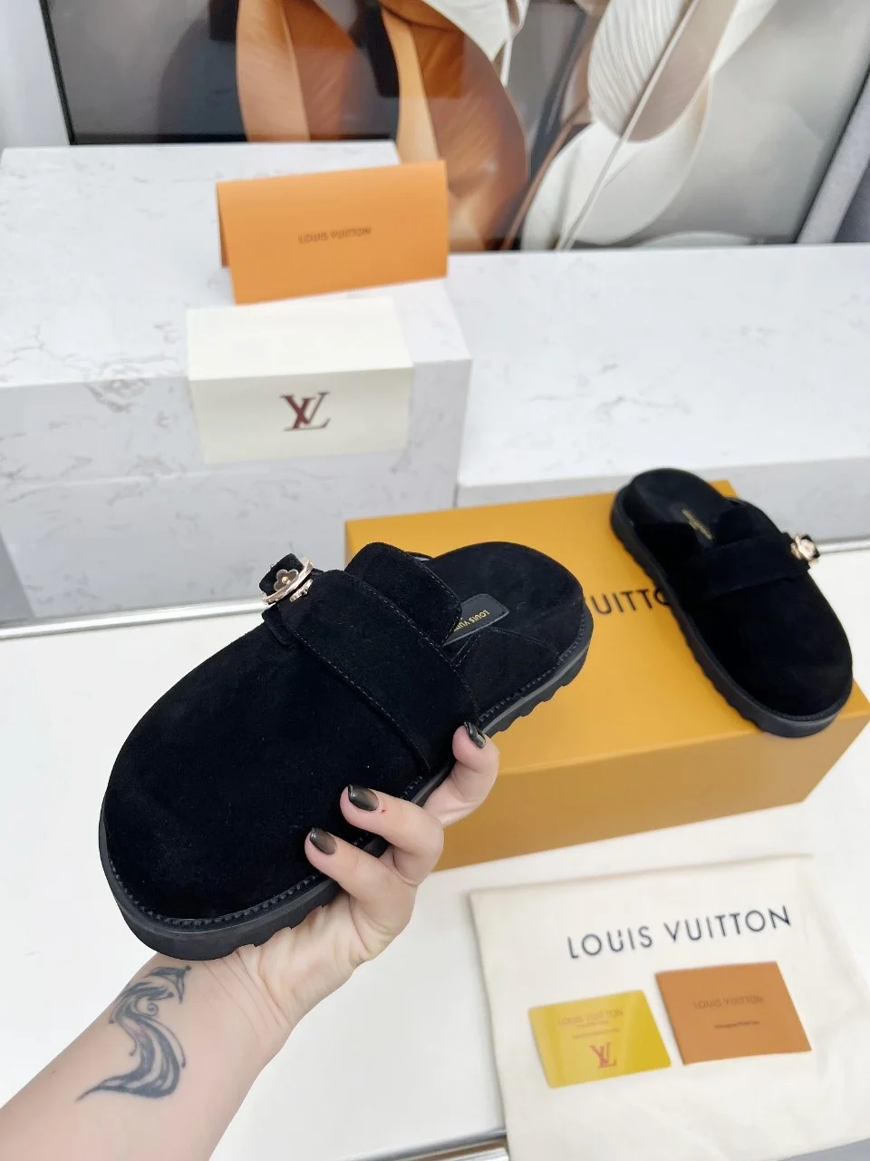 LV Slippers Leather Sheepskin Black-Brown EU35-45 B00202609111202 - Image 6