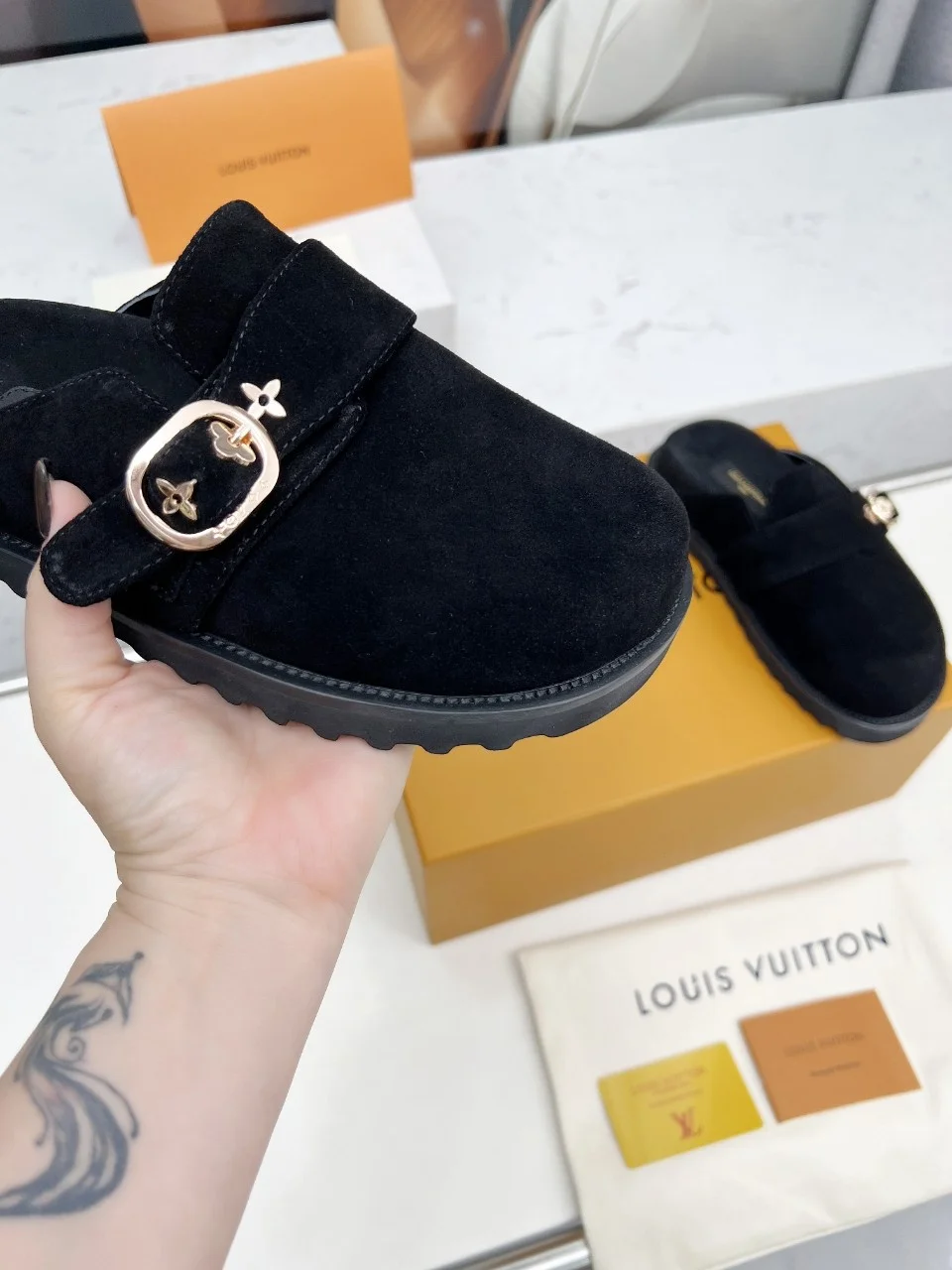 LV Slippers Leather Sheepskin Black-Brown EU35-45 B00202609111202 - Image 9