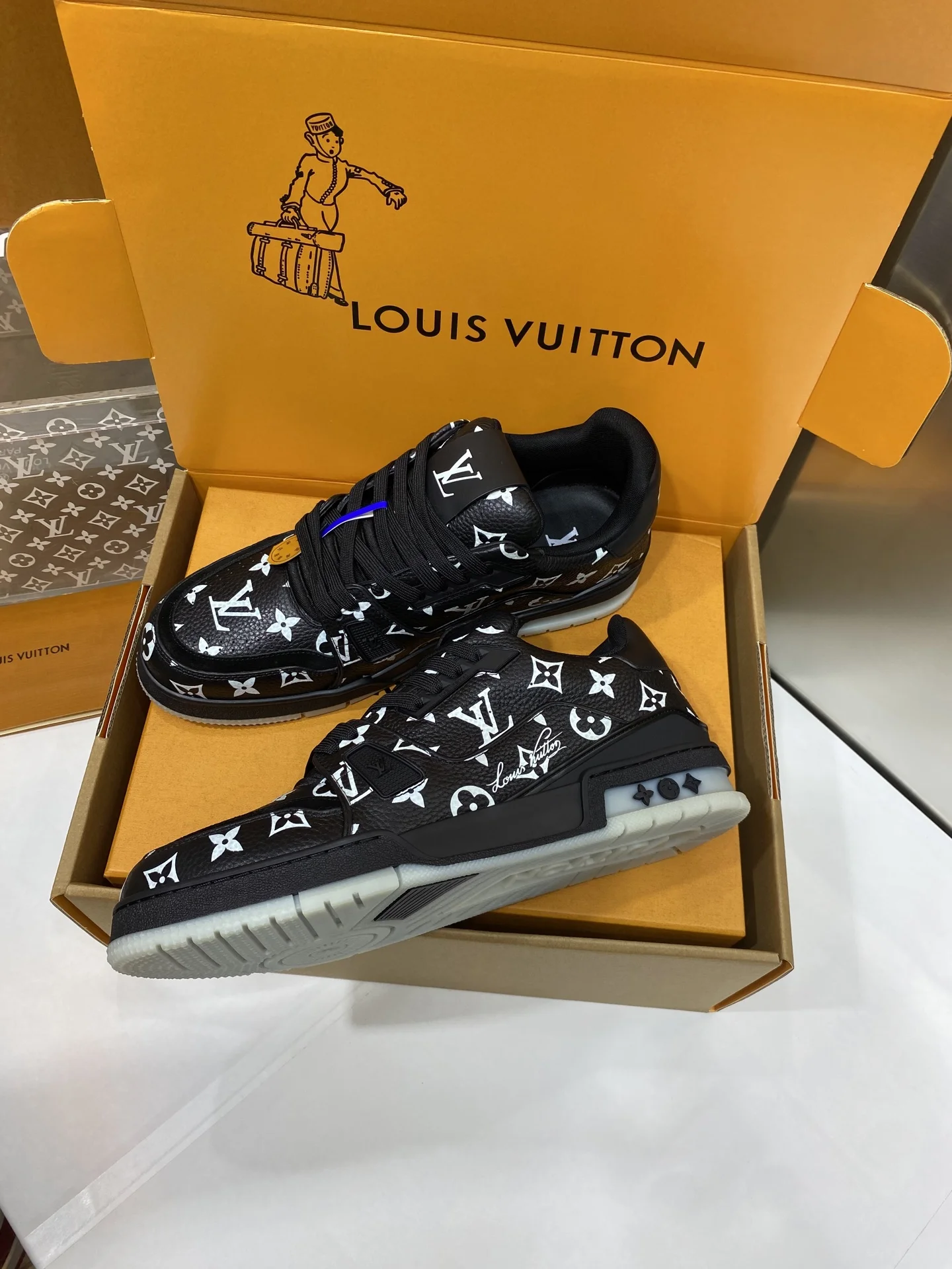 LV Sneakers Black-White C50202609110097 - Image 2
