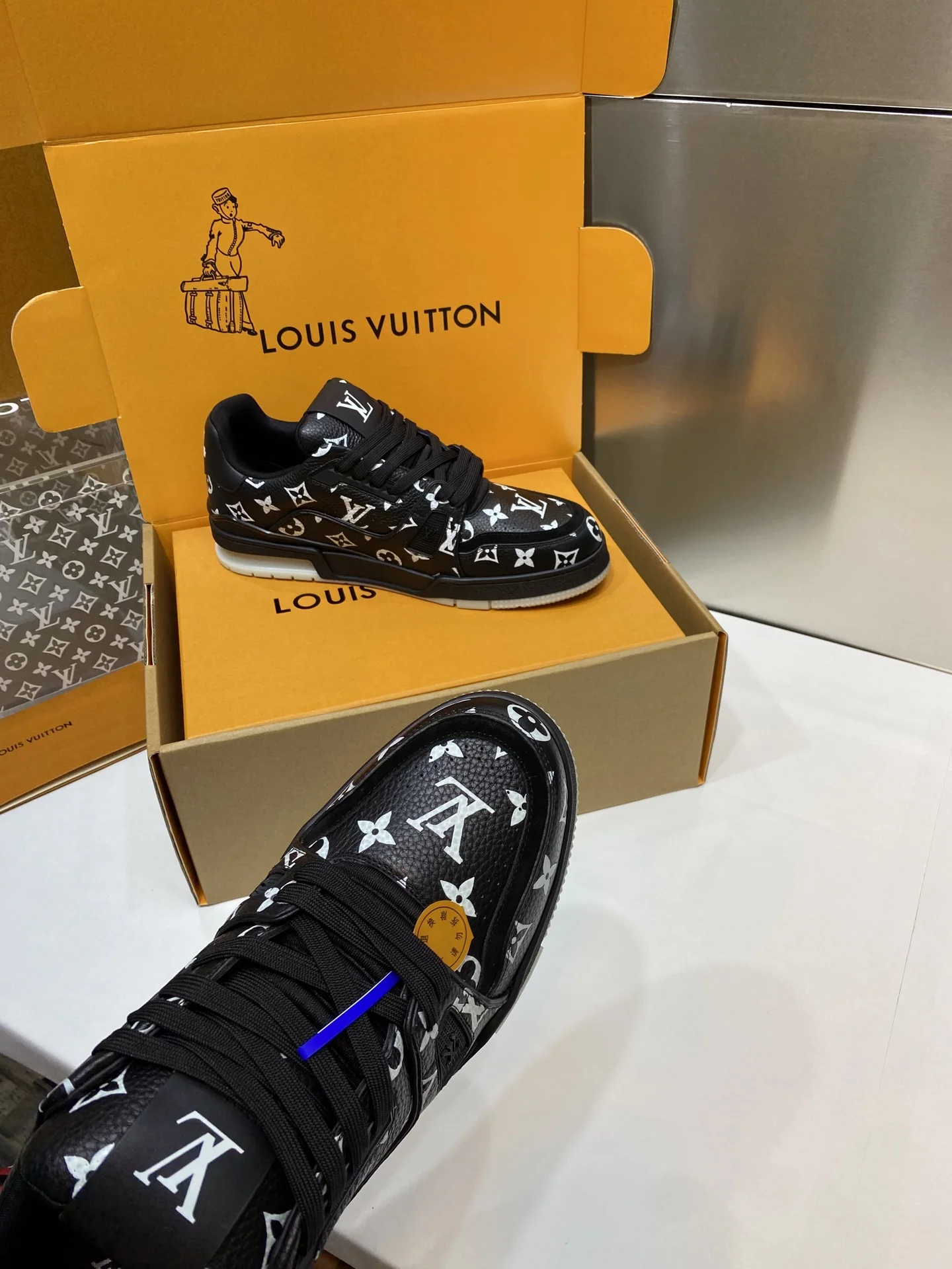 LV Sneakers Black-White C50202609110097 - Image 4