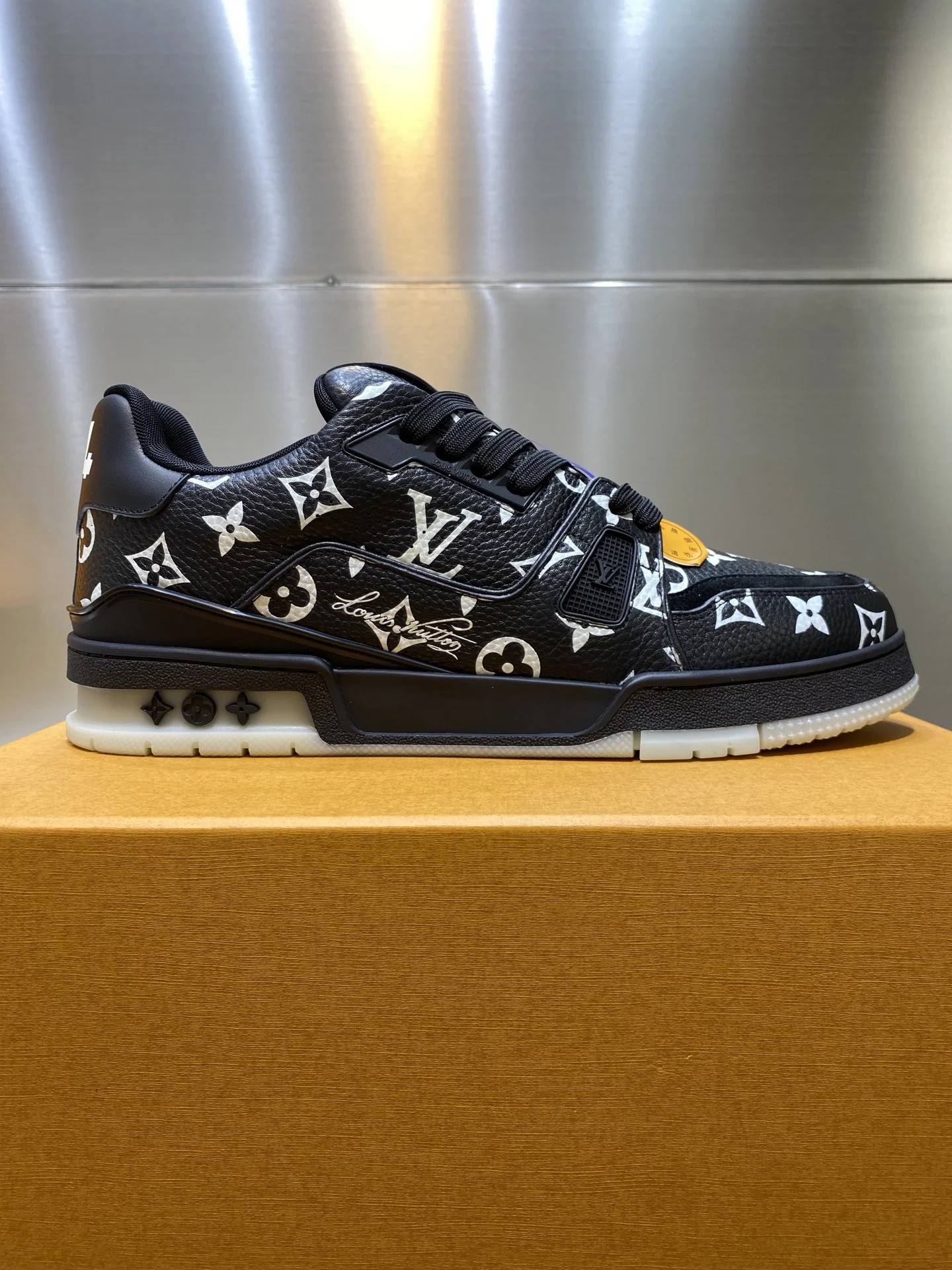 LV Sneakers Black-White C50202609110097 - Image 5