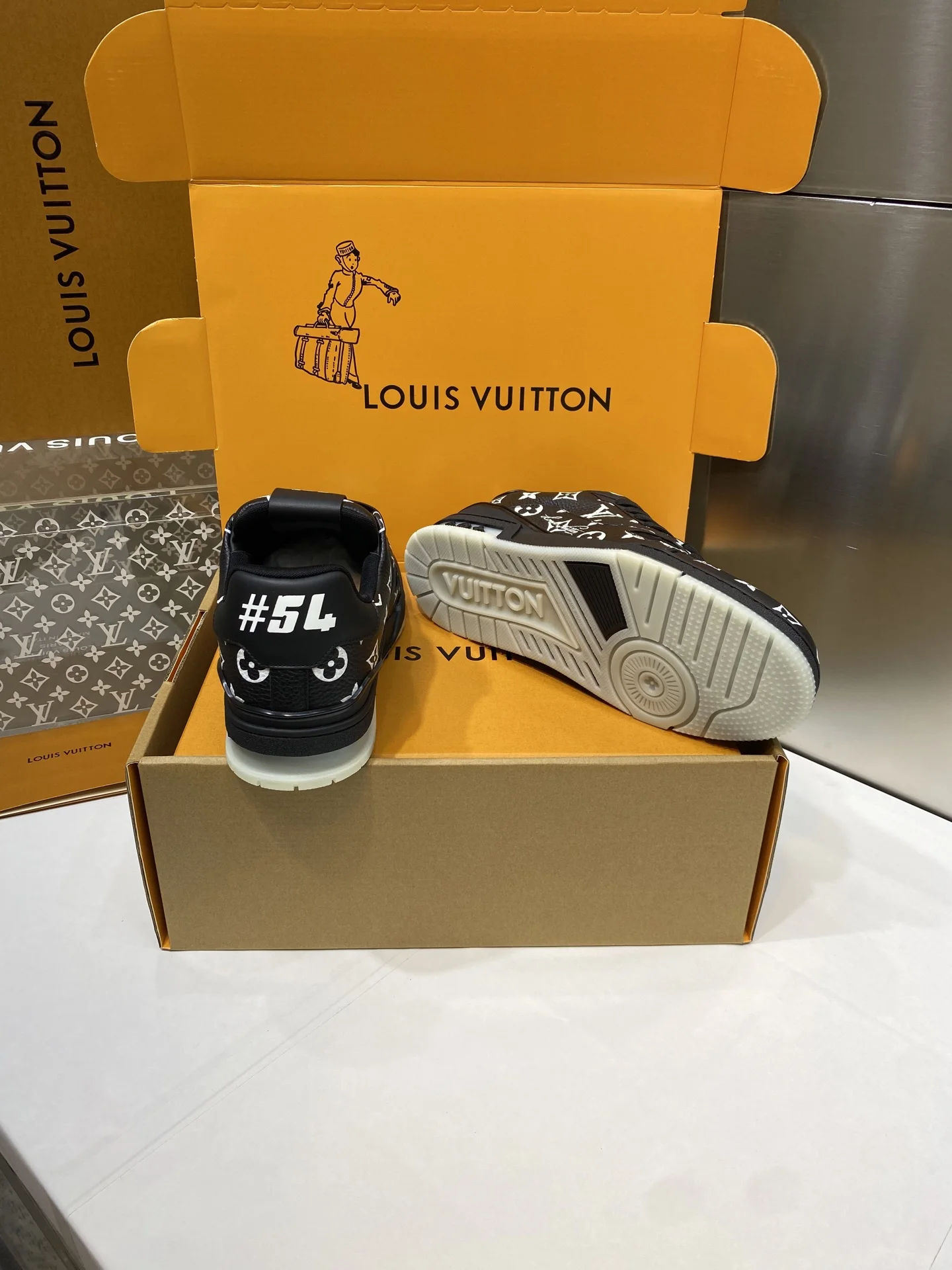 LV Sneakers Black-White C50202609110097 - Image 8